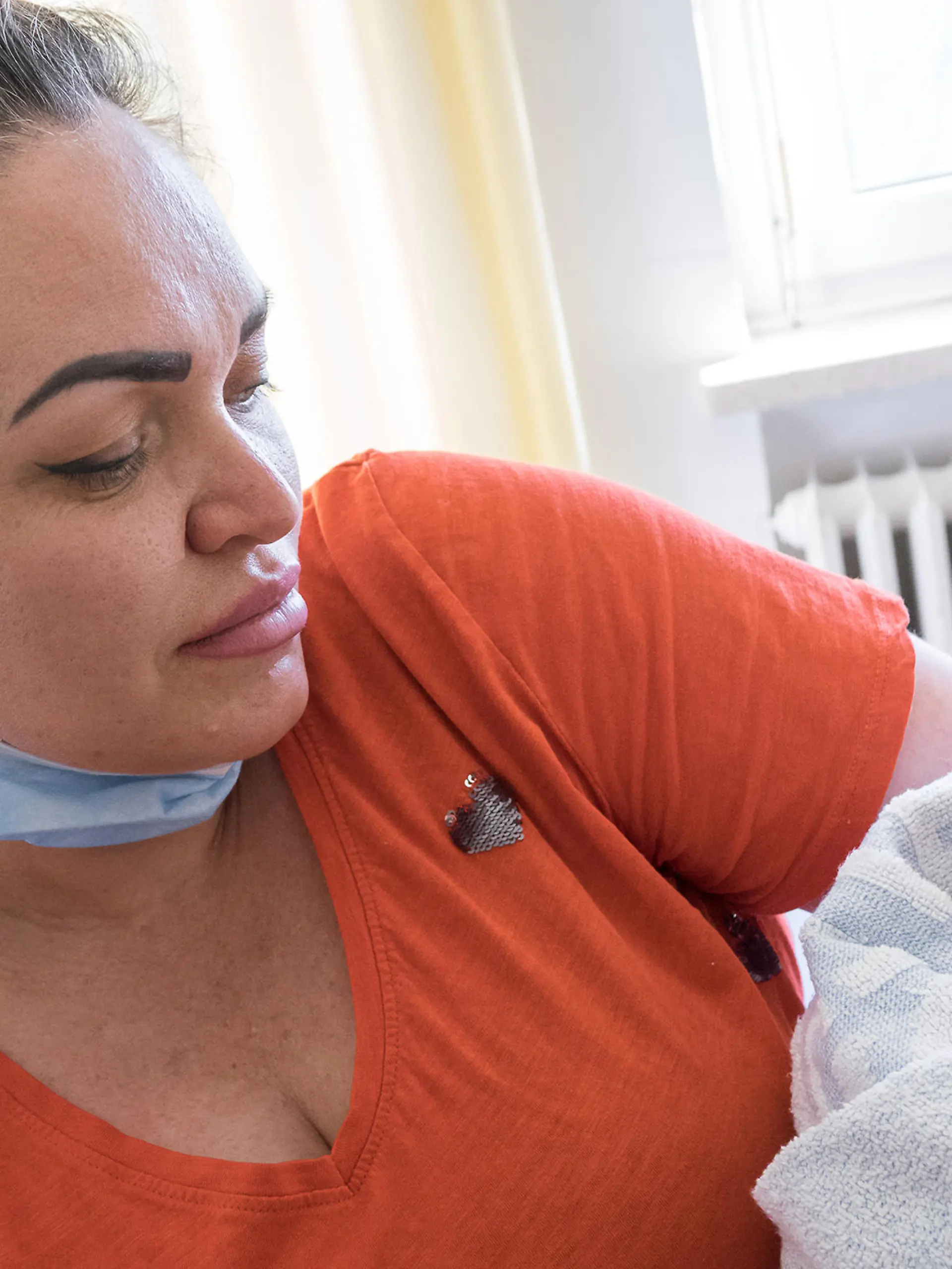 Mutter Anna Marchenko aus der Ukraine mit ihrem neugeborenen Baby Daniel im Krankenhaus Bad Oeynhausen