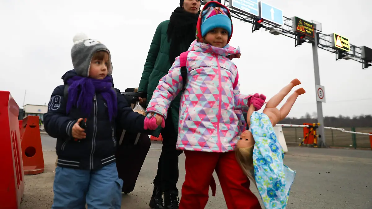 People Cross Ukrainian-Polish Border After Fleeing Ukraine People fleeing from Ukraine are seen after crossing Ukrainian-Polish border due to Russian military attack on Ukraine. Medyka, Poland on March 4, 2022. Russian invasion of Ukraine causes a mass exodus of refugees to Poland. Medyka Poland PUBLICATIONxNOTxINxFRA Copyright: xBeataxZawrzelx originalFilename: zawrzel-peoplecr220304_np5Km.jpg