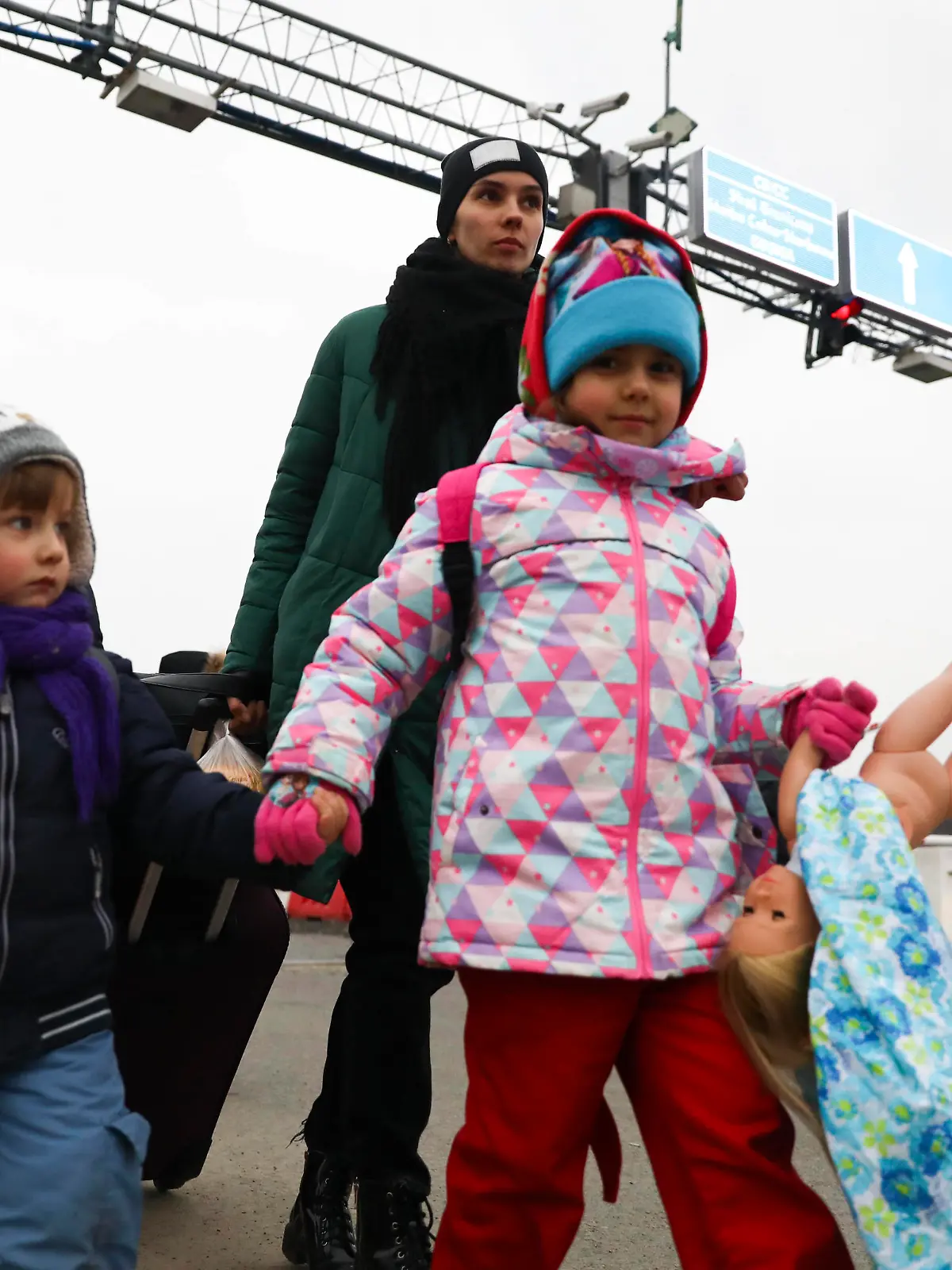  People Cross Ukrainian-Polish Border After Fleeing Ukraine People fleeing from Ukraine are seen after crossing Ukrainian-Polish border due to Russian military attack on Ukraine. Medyka, Poland on March 4, 2022. Russian invasion of Ukraine causes a mass exodus of refugees to Poland. Medyka Poland PUBLICATIONxNOTxINxFRA Copyright: xBeataxZawrzelx originalFilename: zawrzel-peoplecr220304_np5Km.jpg