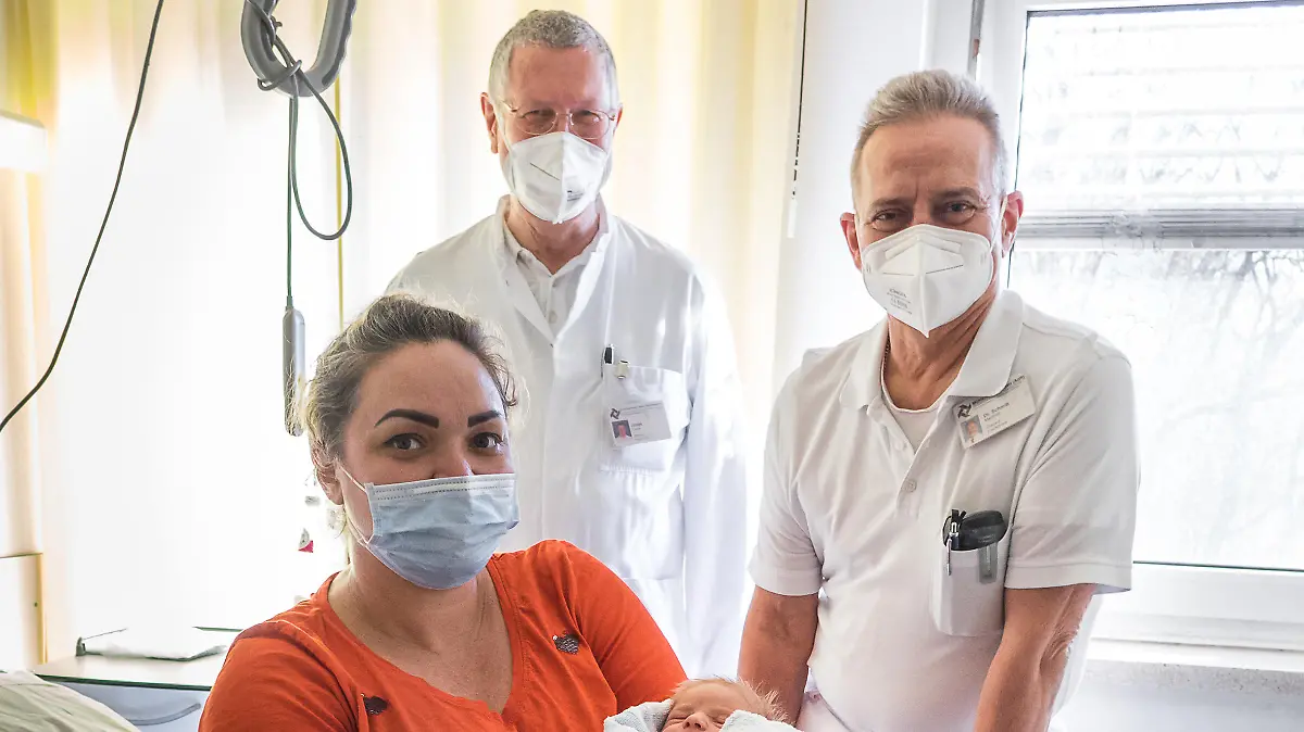 Anna Marchenko aus der Ukraine mit ihrem neugeborenen Sohn Daniel und den Ärzten des Krankenhauses Bad Oeynhausen.