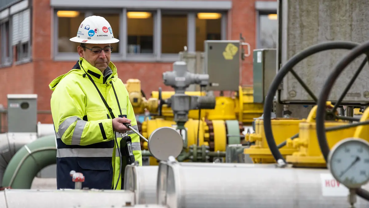  Kiel, 1. März 2022, Energiewende-Staatssekretär Tobias Goldschmidt besucht Gasspeicher in Kiel-Rönne der Stadtwerke Kiel und informiert sich über die aktuelle Versorgungssituation. Im Zuge der militärischen Aggression Russlands gegen die Ukraine, stellt sich auch für Schleswig-Holstein die drängende Frage, inwiefern künftig die Versorgungssicherheit ohne die Zulieferung von Erdgas aus Russland gewährleistet ist. *** Kiel, 1 March 2022, Energy transition State Secretary Tobias Goldschmidt visits gas storage facilities in Kiel Rönne of Stadtwerke Kiel and finds out about the current supply situation In the wake of Russias military aggression against Ukraine, the pressing question also arises for Schleswig Holstein as to what exte