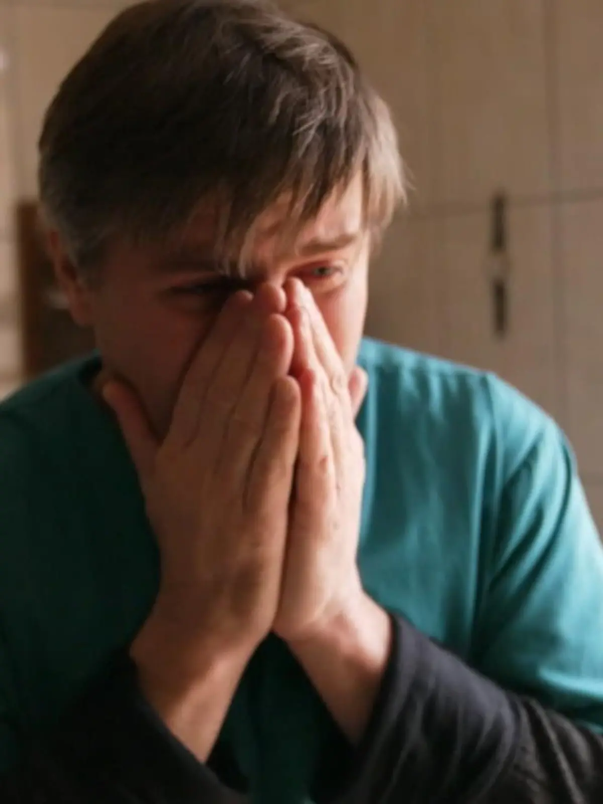 Während seine Freunde und Familie in Bunkern Schutz vor russischen Angriffen suchen, bringt ein ukrainischer Pfleger seine Sorgen und Ängste zum Ausdruck. Seine Rede, in denen er seinen Freunden schwere Vorwürfe macht, geht unter die Haut.