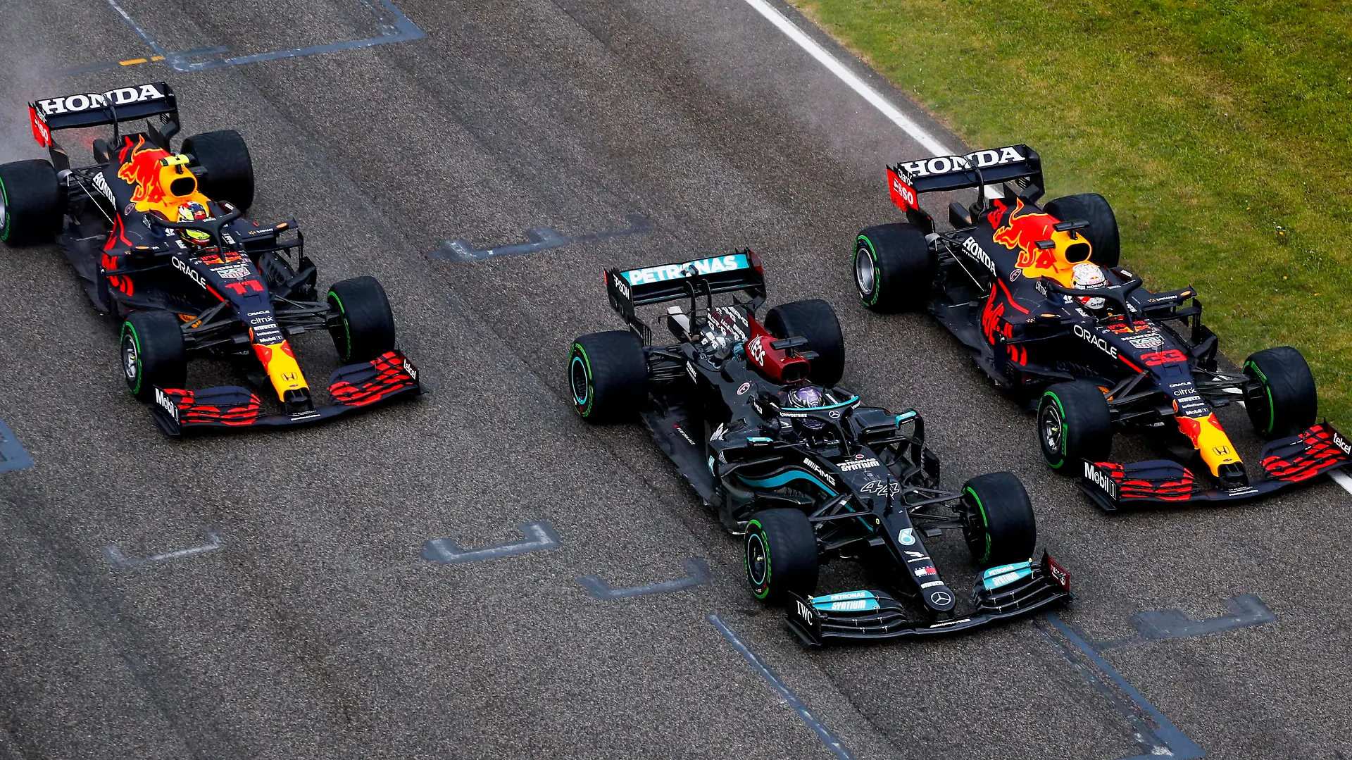  11 Sergio Perez MEX, Red Bull Racing, 44 Lewis Hamilton GBR, Mercedes-AMG Petronas F1 Team, 33 Max Verstappen NED, Red Bull Racing, F1 Grand Prix of Emilia Romagna at Autodromo Enzo e Dino Ferrari on April 18, 2021 in Imola, Italy. Photo by HOCH ZWEI Imola Italy *** 11 Sergio Perez MEX, Red Bull Racing , 44 Lewis Hamilton GBR, Mercedes AMG Petronas F1 Team , 33 Max Verstappen NED, Red Bull Racing , F1 Grand Prix of Emilia Romagna at Autodromo Enzo e Dino Ferrari on April 18, 2021 in Imola, Italy Photo by HOCH ZWEI Imola Italy