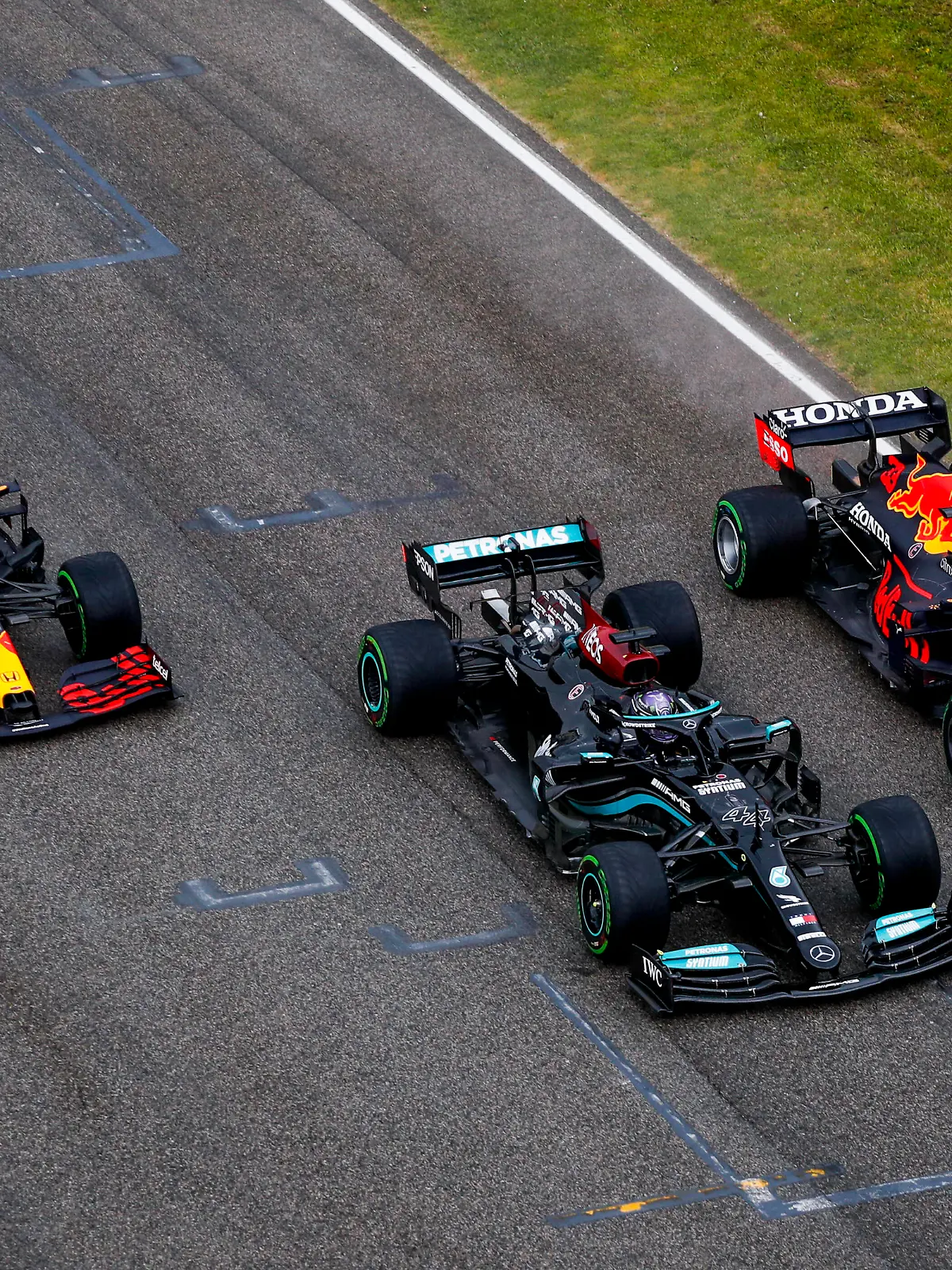  11 Sergio Perez MEX, Red Bull Racing, 44 Lewis Hamilton GBR, Mercedes-AMG Petronas F1 Team, 33 Max Verstappen NED, Red Bull Racing, F1 Grand Prix of Emilia Romagna at Autodromo Enzo e Dino Ferrari on April 18, 2021 in Imola, Italy. Photo by HOCH ZWEI Imola Italy *** 11 Sergio Perez MEX, Red Bull Racing , 44 Lewis Hamilton GBR, Mercedes AMG Petronas F1 Team , 33 Max Verstappen NED, Red Bull Racing , F1 Grand Prix of Emilia Romagna at Autodromo Enzo e Dino Ferrari on April 18, 2021 in Imola, Italy Photo by HOCH ZWEI Imola Italy