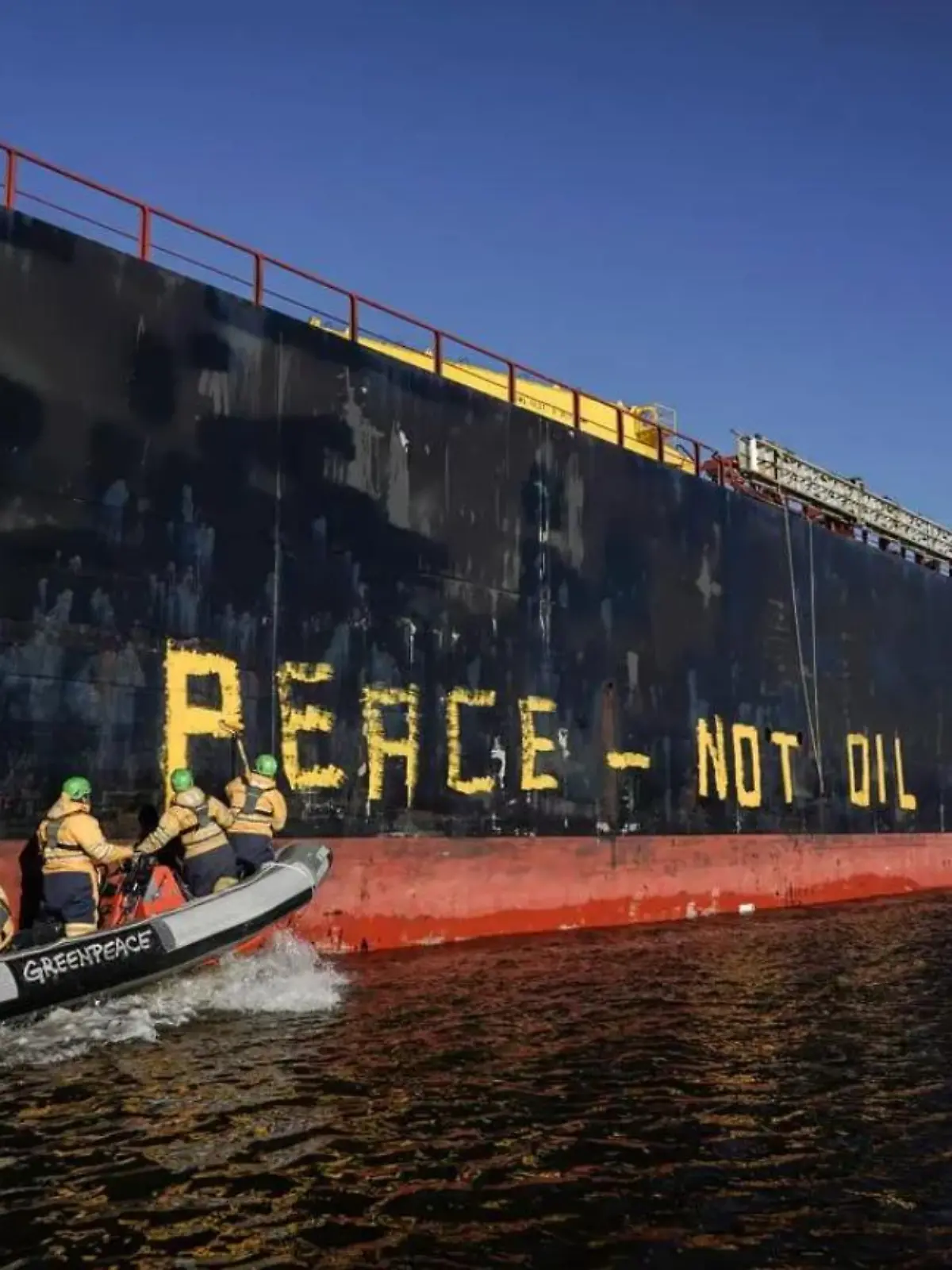 Aktivisten besprühen ein Boot