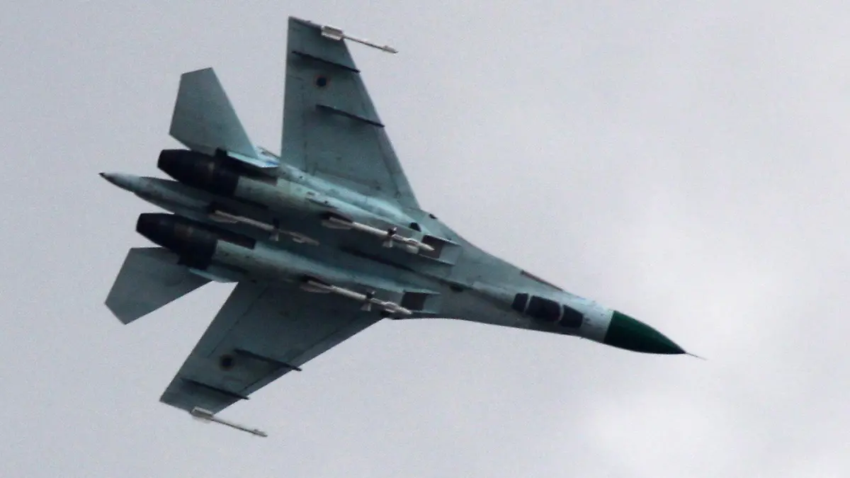 ARCHIV - 15.04.2014, Ukraine, Slovyansk: Ein Su-27-Kampfjet der ukrainischen Luftwaffe befindet sich am 15. April 2014 in der Nähe von Slowjansk, 160 Kilometer von der russischen Grenze entfernt, im Osten der Ukraine. Der ukrainische Präsident Selenskyj hat die Vereinigten Staaten "verzweifelt" gebeten, Kiew bei der Beschaffung von Kampfflugzeugen zur Bekämpfung der russischen Invasion zu unterstützen. Foto: Alexander Ermochenko/AP/dpa +++ dpa-Bildfunk +++