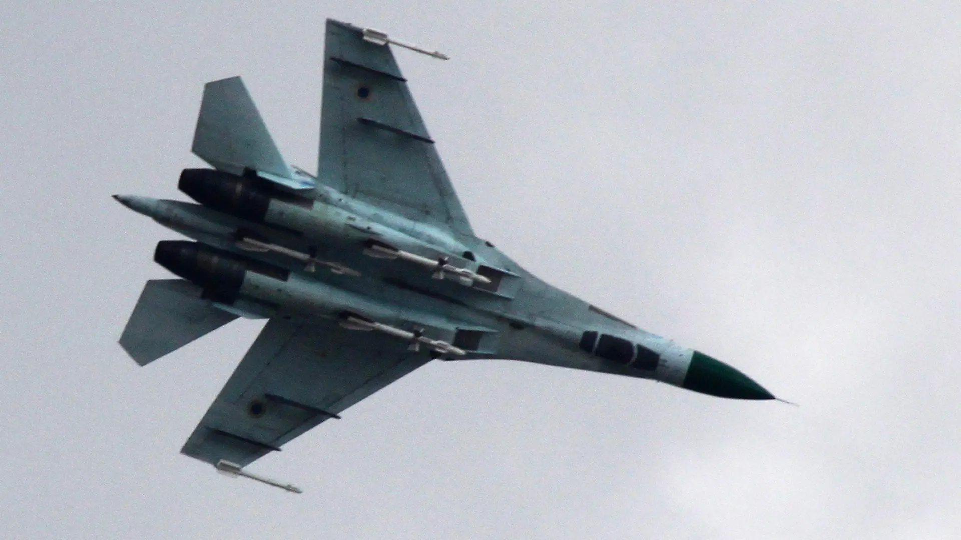 ARCHIV - 15.04.2014, Ukraine, Slovyansk: Ein Su-27-Kampfjet der ukrainischen Luftwaffe befindet sich am 15. April 2014 in der Nähe von Slowjansk, 160 Kilometer von der russischen Grenze entfernt, im Osten der Ukraine. Der ukrainische Präsident Selenskyj hat die Vereinigten Staaten "verzweifelt" gebeten, Kiew bei der Beschaffung von Kampfflugzeugen zur Bekämpfung der russischen Invasion zu unterstützen. Foto: Alexander Ermochenko/AP/dpa +++ dpa-Bildfunk +++