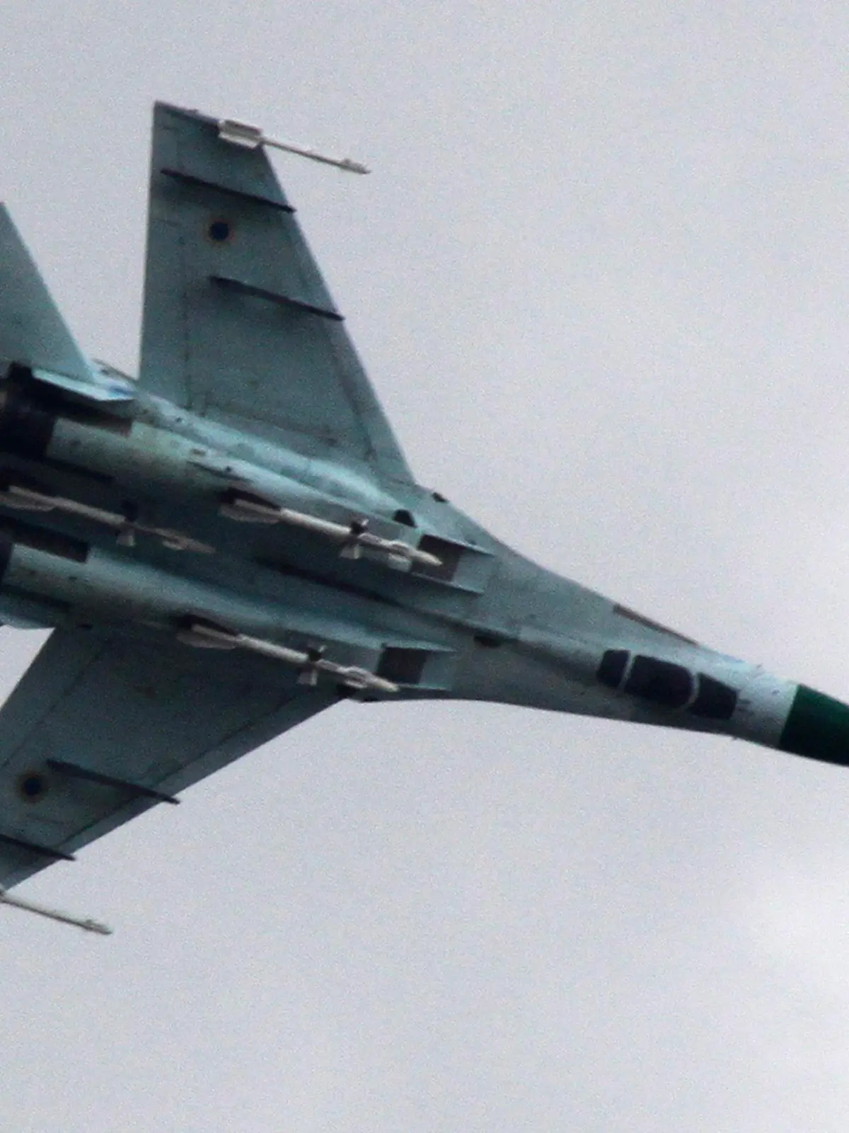ARCHIV - 15.04.2014, Ukraine, Slovyansk: Ein Su-27-Kampfjet der ukrainischen Luftwaffe befindet sich am 15. April 2014 in der Nähe von Slowjansk, 160 Kilometer von der russischen Grenze entfernt, im Osten der Ukraine. Der ukrainische Präsident Selenskyj hat die Vereinigten Staaten "verzweifelt" gebeten, Kiew bei der Beschaffung von Kampfflugzeugen zur Bekämpfung der russischen Invasion zu unterstützen. Foto: Alexander Ermochenko/AP/dpa +++ dpa-Bildfunk +++