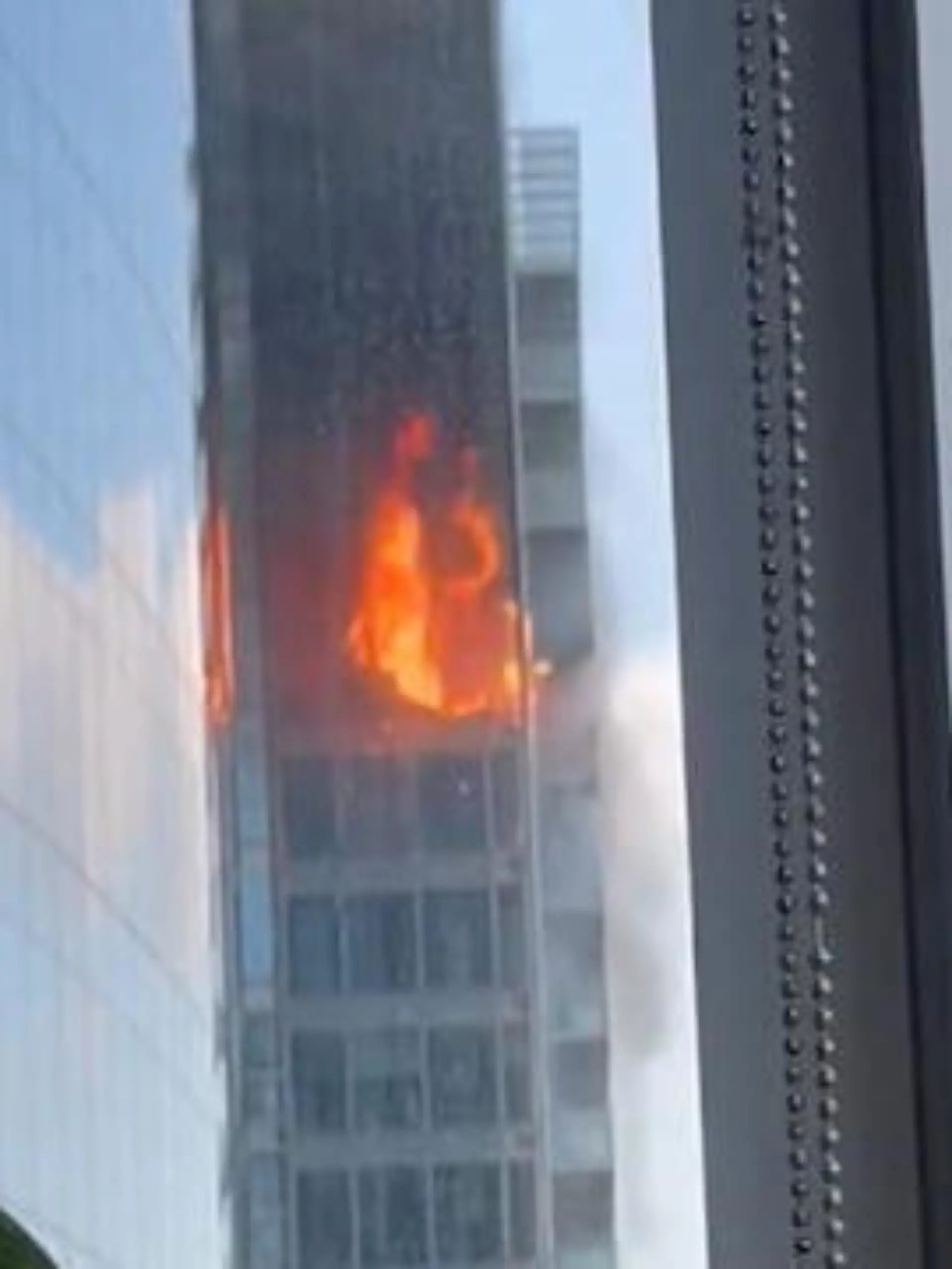 Die Flammen kann man noch kilometerweit sehen: Im Osten von London ist am Montag in einem Hochhaus ein Feuer ausgebrochen. Die britische Polizei evakuiert das Gebäude, auch der Londoner Rettungsdienst ist vor Ort. Über 100 Feuerwehrleute sind im Einsatz, auf Twitter wird die Bevölkerung darum gebeten, diesen Bereich zu meiden. Wie es zu dem Brand kommen konnte, ist derzeit noch unklar.