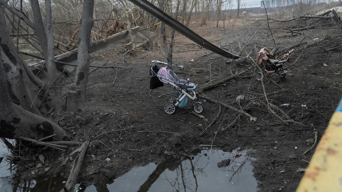 Russia-Ukraine War: Irpin Destroyed Bridge And Civilians Leaving The City Abandoned strollers in Irpin, near Kyiv, Ukraine, on March 6, 2022. Russia continues assault on Ukraine s major cities, including the capital Kyiv, more than a week after launching a large-scale invasion of the country. Irpin Ukraine PUBLICATIONxNOTxINxFRA Copyright: xAndreaxFiligheddux originalFilename: filigheddu-notitle220306_npM45.jpg