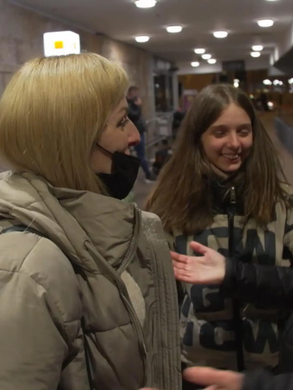 Es ist eine herzliche Umarmung, von Menschen, die sich noch nie zuvor gesehen haben. Alla und ihre Tochter sind endlich in Tel Aviv gelandet – nach ihrer langen Flucht aus der Ukraine. Schutz und eine Unterkunft haben sie bei Katya gefunden, die an der Yad Vahsem Holocaust-Gedenkstätte in Jerusalem arbeitet.
