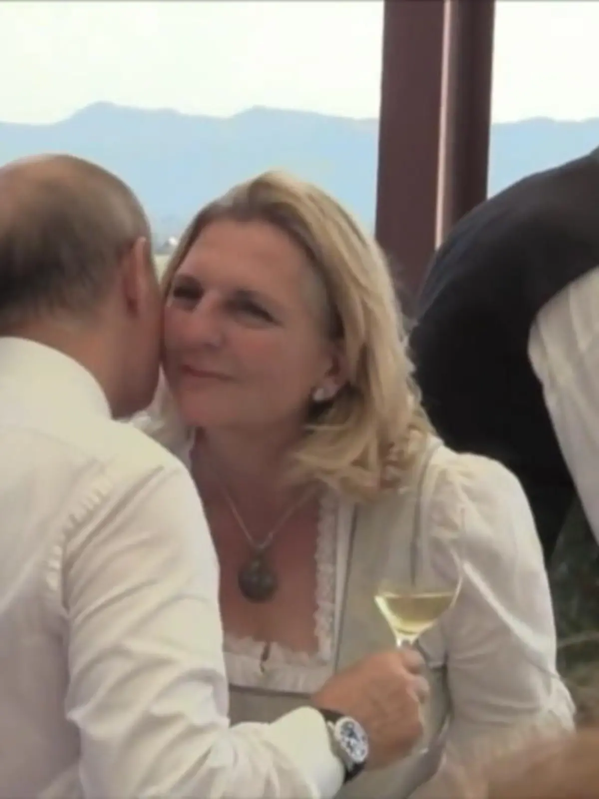 Dirndl, Bergidyll und mittendrin Wladimir Putin: Diese Bilder wirken heute absolut surreal. Doch der russische Präsident war 2018 auf der Hochzeit der damaligen Außenministerin Österreichs, Karin Kneissl- und tanzte sogar einen Walzer mit der glücklichen Braut. Doch steckte dahinter Kalkül?
