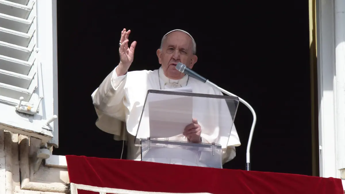  February 13 , 2022 - POPE FRANCIS delivers Angelus prayer. After the blessing Pope Francis spoke these words: Dear brothers and sisters, the news coming from Ukraine is very worrying. I entrust every effort for peace to the intercession of the Virgin Mary and to the conscience of politics leaders. Lets us pray in silence EvandroInetti_via ZUMA Wire Vatican City State - ZUMAi15_ 20220213_zaf_i15_012 Copyright: xEvandroxInettix