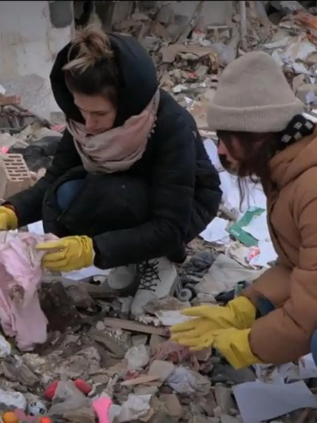Der Krieg gegen die Ukraine macht Katia zur Witwe. Bei einem Luftangriff kommen ihr Mann und weitere Familienmitglieder ums Leben. RTL-Reporterin Kavita Sharma hat Katia in Markhalivka getroffen, einem Dorf nahe der Ukraine. Dorthin war Katia extra geflüchtet, um den Angriffen der russischen Armee auf die Großstädte zu entkommen.