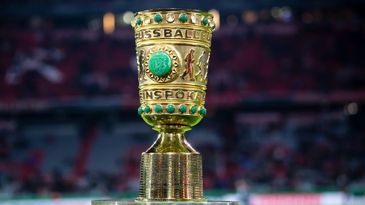 ARCHIV - 05.02.2020, Bayern, München: Fußball: DFB-Pokal, Bayern München - 1899 Hoffenheim, Achtelfinale in der Allianz Arena. Der DFB-Pokal steht vor Spielbeginn während eines Interviews am Spielfeldrand. (zu dpa: «DFB-Pokal-Auslosung am Sonntag») Foto: Matthias Balk/dpa - WICHTIGER HINWEIS: Gemäß den Vorgaben der DFL Deutsche Fußball Liga bzw. des DFB Deutscher Fußball-Bund ist es untersagt, in dem Stadion und/oder vom Spiel angefertigte Fotoaufnahmen in Form von Sequenzbildern und/oder videoähnlichen Fotostrecken zu verwerten bzw. verwerten zu lassen. +++ dpa-Bildfunk +++