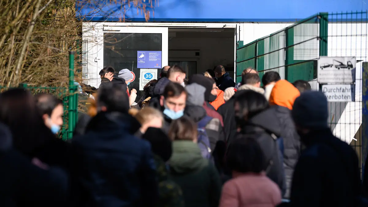 06.03.2022, Hamburg: Zahlreiche Geflüchtete stehen in einer Schlange zur Registrierung am Ankunftszentrum Rahlstedt. Hunderte Flüchtlinge aus der Ukraine haben am Wochenende Hamburg erreicht. Am Freitag und Samstag seien jeweils rund 700 bis 750 Flüchtende am Ankunftszentrum in Rahlstedt angekommen, sagte ein Sprecher der Innenbehörde. Da das Ankunftszentrum sehr voll ist, bittet die Stadt Schutzsuchende, die privat unterkommen können und nicht durch die Behörden untergebracht werden müssen, sich erst in den kommenden Tagen wegen ihrer Anmeldung an das Zentrum zu wenden. Foto: Jonas Walzberg/dpa +++ dpa-Bildfunk +++