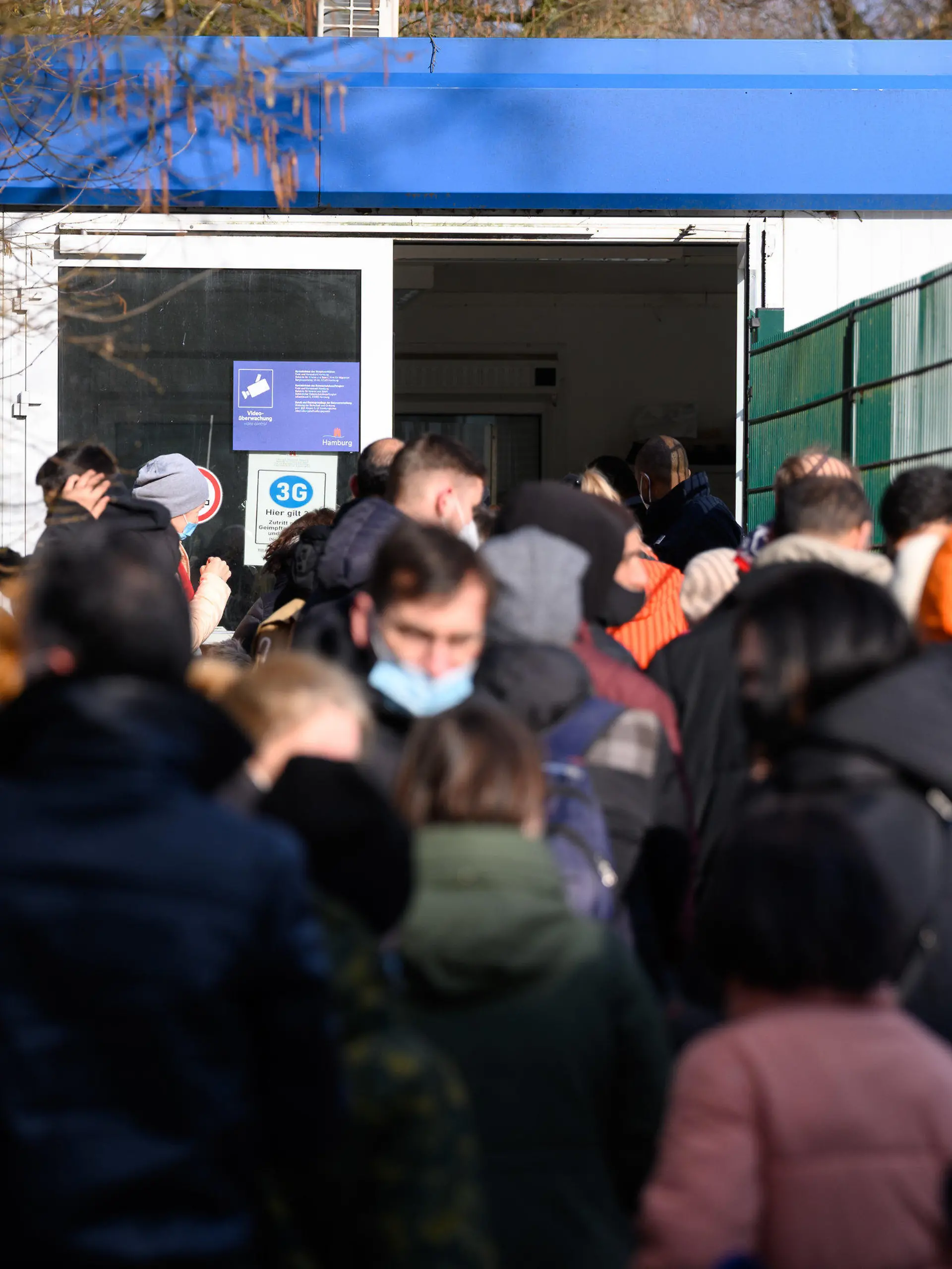 06.03.2022, Hamburg: Zahlreiche Geflüchtete stehen in einer Schlange zur Registrierung am Ankunftszentrum Rahlstedt. Hunderte Flüchtlinge aus der Ukraine haben am Wochenende Hamburg erreicht. Am Freitag und Samstag seien jeweils rund 700 bis 750 Flüchtende am Ankunftszentrum in Rahlstedt angekommen, sagte ein Sprecher der Innenbehörde. Da das Ankunftszentrum sehr voll ist, bittet die Stadt Schutzsuchende, die privat unterkommen können und nicht durch die Behörden untergebracht werden müssen, sich erst in den kommenden Tagen wegen ihrer Anmeldung an das Zentrum zu wenden. Foto: Jonas Walzberg/dpa +++ dpa-Bildfunk +++