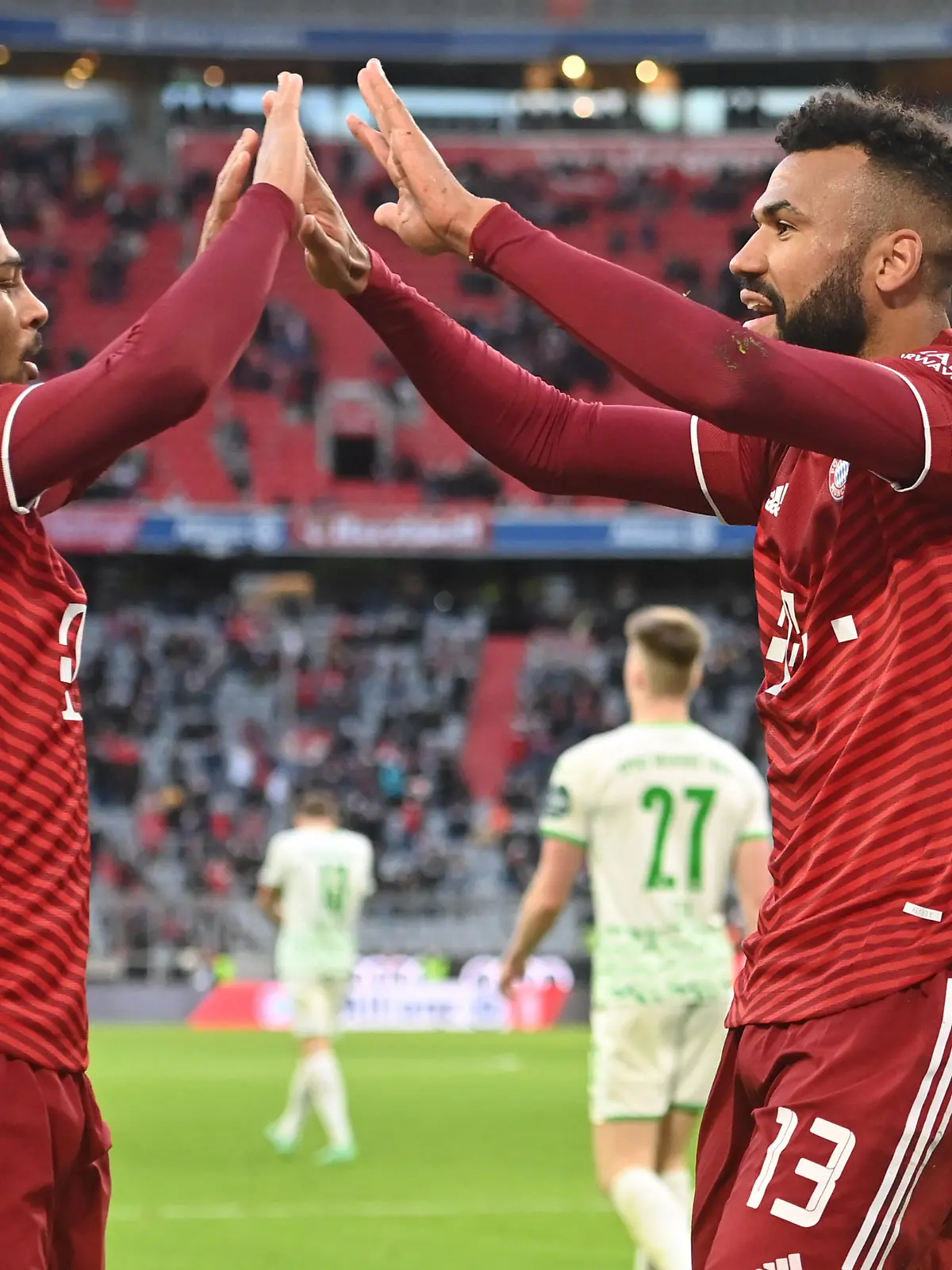 Torjubel Eric Maxim Choupo-Moting (re,Bayern Muenchen) mit Serge GNABRY (FC Bayern Muenchen), nach Tor zum 4-1, Jubel,Freude,Begeisterung,Aktion, Fussball 1. Bundesliga Saison 2021/2022,23.Spieltag, Spieltag23. FC Bayern Muenchen - SpVgg Greuther Fuerth 4-1, am 20.02.2022, A L L I A N Z A R E N A Muenchen.
