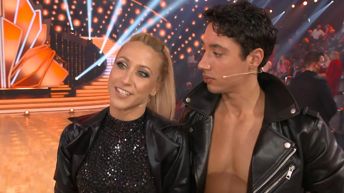 Von René Casselly kann sogar Kathrin Menzinger was lernen Nervenkitzel bei "Let's Dance"