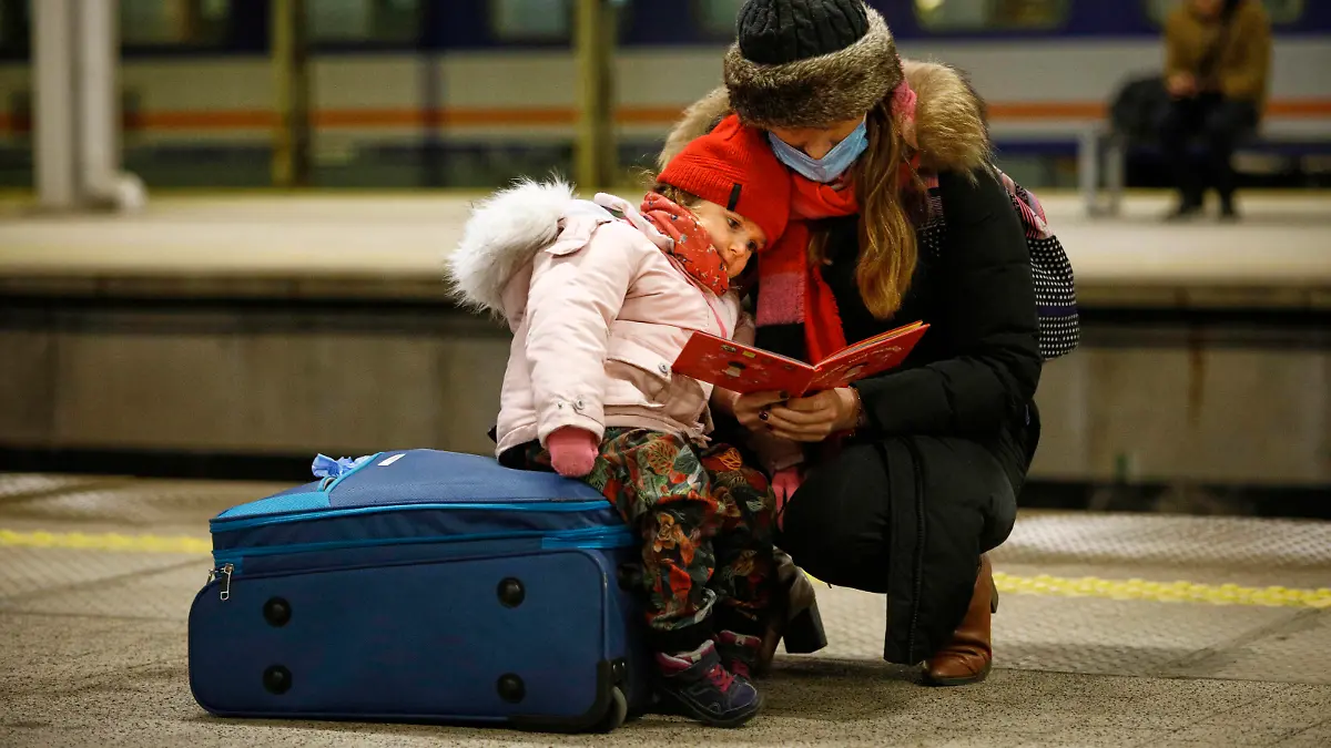 News Bilder des Tages Refugees From Ukraine Arrive In Warsaw A woman reads a book while holding a child after the arrival of a train with 350 refugees from Kyiv, Ukraine at the Warsaw East train station in Warsaw, Poland on 04 March, 2022. Every day several thousand refugees arrive in Warsaw train stations, fleeing the violence after Russia s invasion. Nearly one million people have fled Ukraine after the Russian invasion and approximately 700 thousand of those have fled to Poland. Thanks to a number of private and public initiatives and the efforts of local municipalities refugees from Ukraine have been received with open arms and enjoy shelter, free food and free transportation in Poland. Warsaw Poland PUBLICATIONxNOTxINxFRA Copyright: xSTRx originalFilename: arriens-refugees220304_np21i.jpg