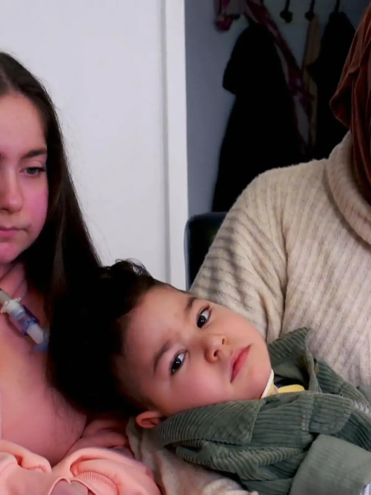 Der kleine Mudi und seine Schwester Laila kommen mit dem seltenen Gendefekt SMARD auf die Welt. Davon sind gerade mal 60 Fälle weltweit bekannt. In den USA wird aktuell ein Medikament entwickelt, das alles verändern könnte! Und es gibt gute Nachrichten: Die Familie steht vor einem Neuanfang! Eine räumliche Veränderung, die viel mehr als nur ein einfacher Umzug ist.