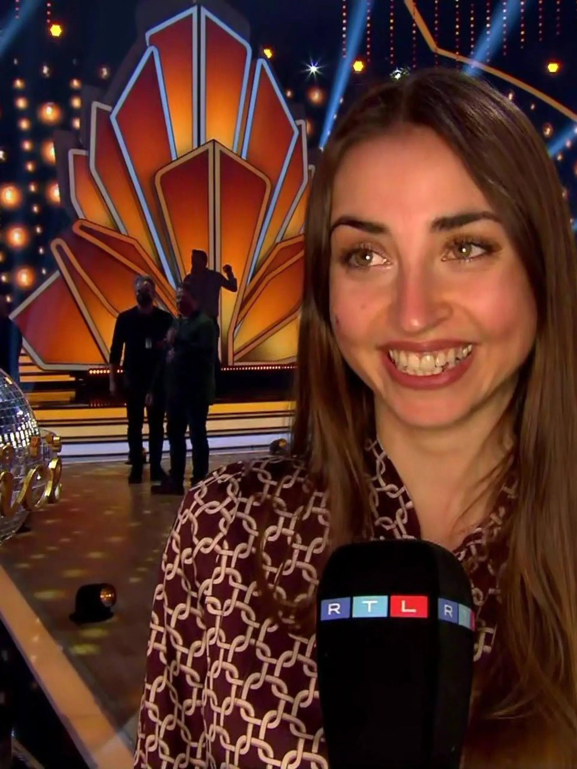 Tribüne statt Tanzfläche – diesen Perspektivenwechsel musste Ekaterina Leonova in der zweiten Show von "Let's Dance" über sich ergehen lassen. Da Comedian Bastian Bielendorfer krankheitsbedingt ausfiel, musste auch die 34-Jährige eine Tanz-Pause einlegen. Aber sie hat stattdessen im Publikum Platz genommen. Wie das für Ekat war, verrät sie uns im Video.