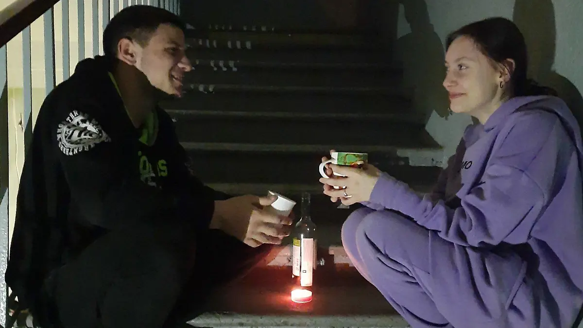 Ein romantisches Date von zwei ukrainischen Jugendlichen - auf den Treppen zu einem Luftschutzbunker.