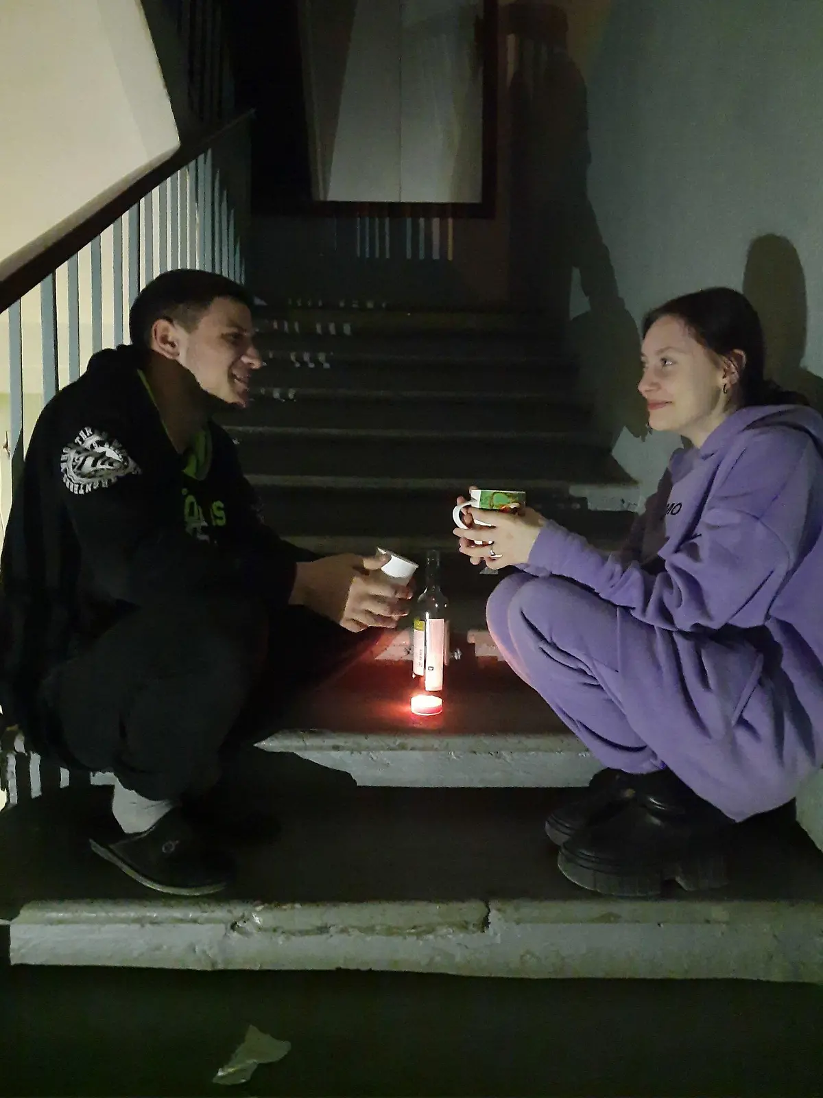 Ein romantisches Date von zwei ukrainischen Jugendlichen - auf den Treppen zu einem Luftschutzbunker.