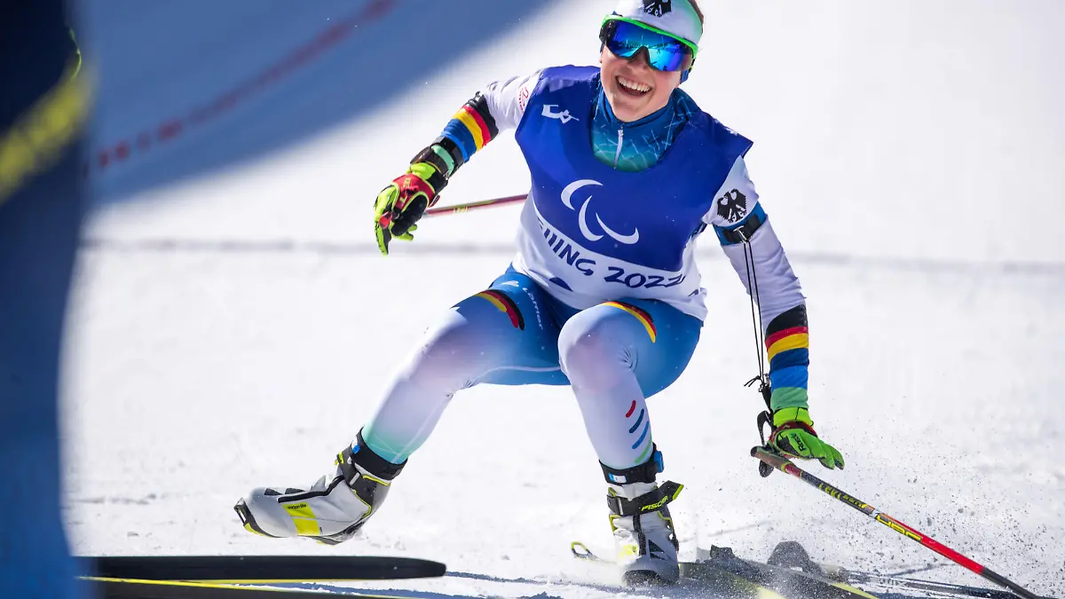 Paralympics, Para Ski Nordisch, Biathlon, 6km sehbehindert, Damen: Linn Kazmaier (paralympische Klassifikation: B3) aus Deutschland jubelt im Ziel nach dem Rennen über 6 Kilometer. Die sehbehinderte Kazmaier und ihr Guide Baumann gewinnen die Silbermedaille.