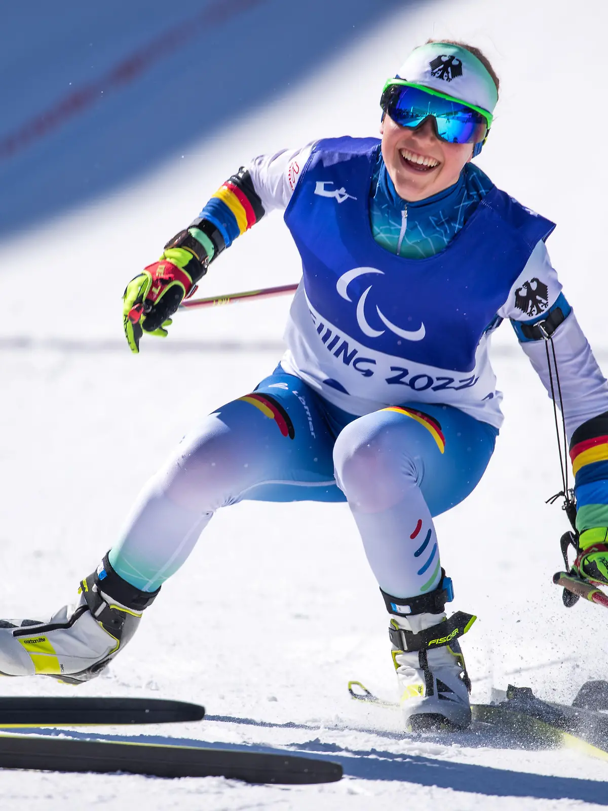 Paralympics, Para Ski Nordisch, Biathlon, 6km sehbehindert, Damen: Linn Kazmaier (paralympische Klassifikation: B3) aus Deutschland jubelt im Ziel nach dem Rennen über 6 Kilometer. Die sehbehinderte Kazmaier und ihr Guide Baumann gewinnen die Silbermedaille.