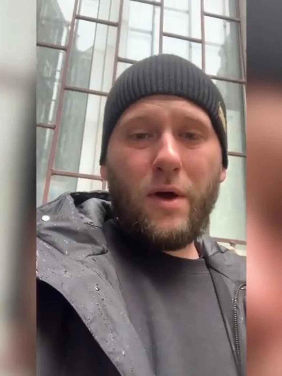 Nikita Demenkow filmt gerade eine Videobotschaft an seine Fans. Er ahnt nicht, was nur Sekunden später passiert: Ein lautes Pfeifen ist zu hören, ungläubig schaut Nikita Demenkow nach oben. Dann eine Detonation – Trümmerteile fallen herab. Direkt neben dem Kopf des ukrainischen Bloggers ist eine Rakete eingeschlagen.