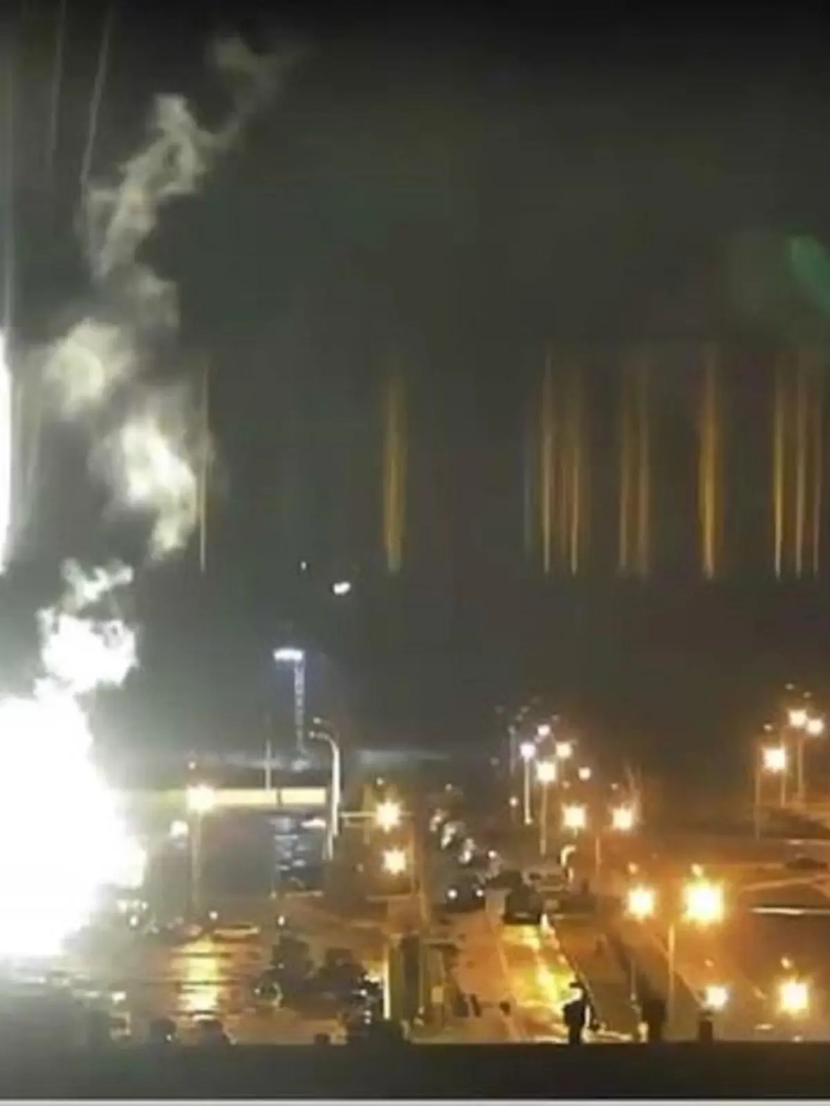 Die Aufnahmen zeigen Gefechte und Brand nah beim Atomkraftwerk Saporischschja.