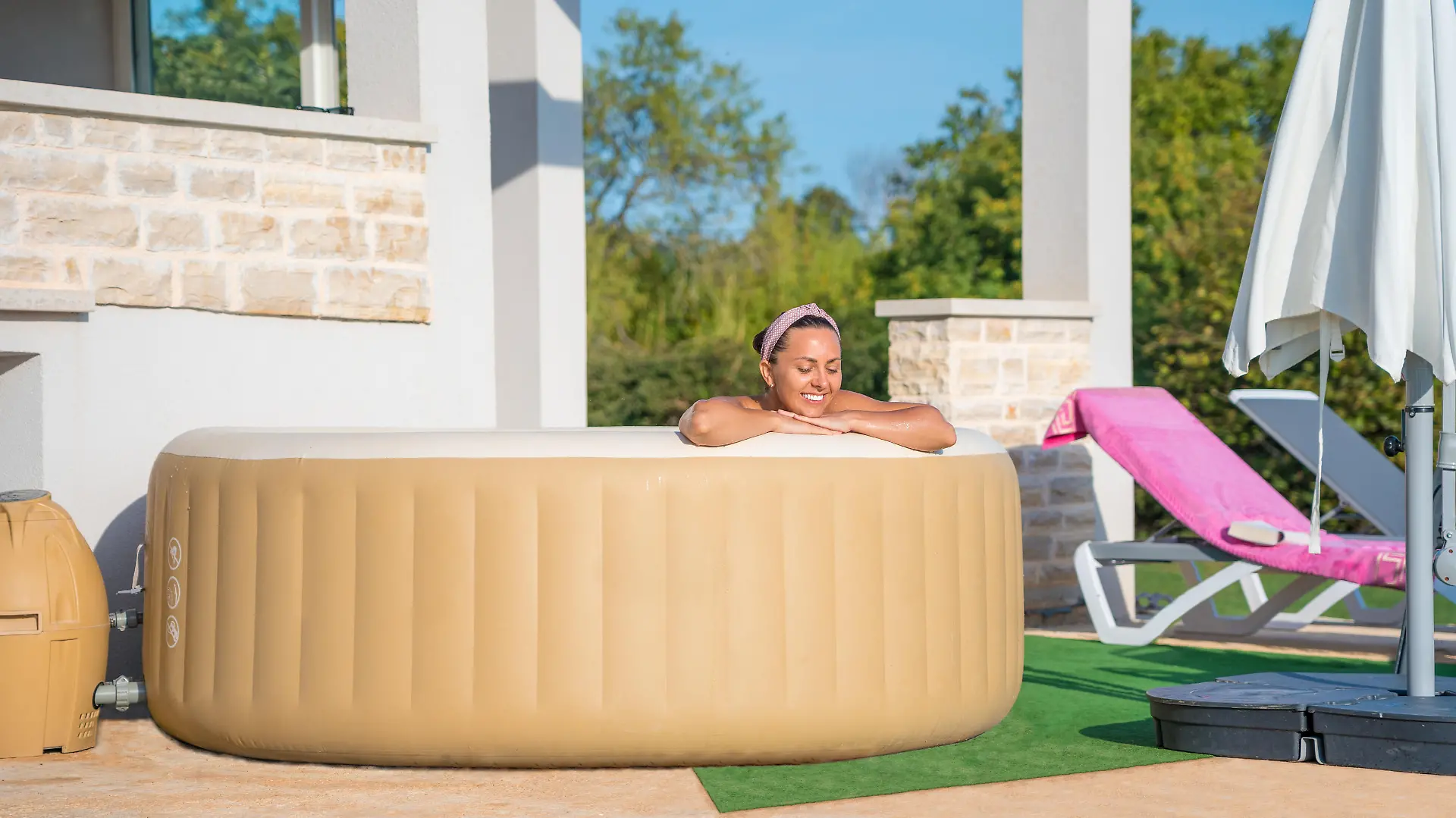 Girl in an inflatable whirlpool
in front of the house.