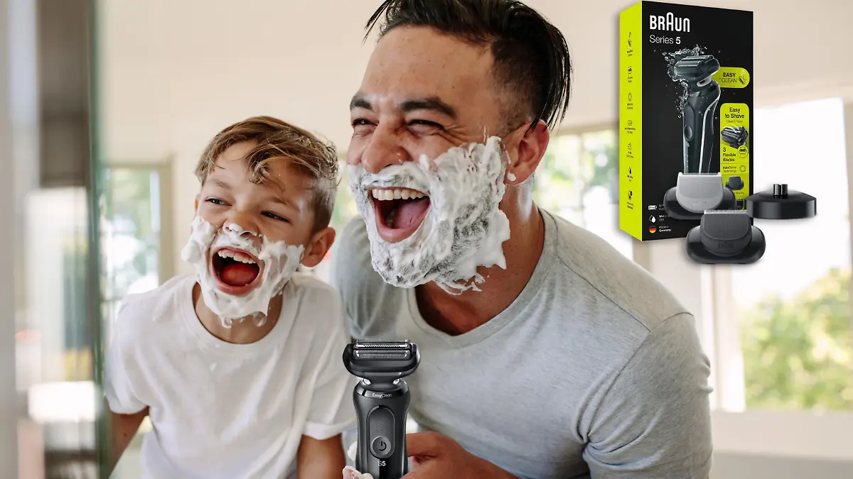 Mann rasiert sich im Spiegel und hat den Braun-Rasierer in der Hand, während sein Sohn mit ihm lacht.