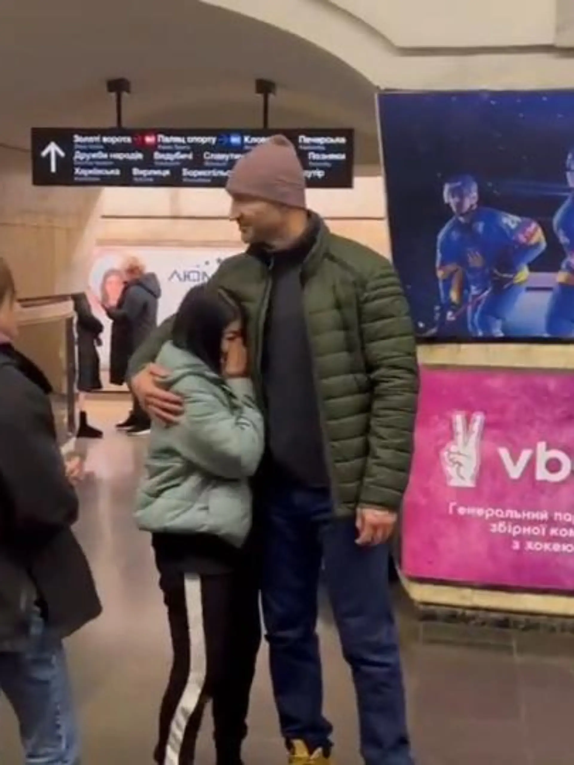 Kiews Bürgermeister Vitali Klitschko und sein Bruder Wladimir spenden den Menschen in Kiew Trost. Beide melden sich in Videobotschaften zu Wort. Wladimir bedankt sich für Spenden, Vitali zeigt sich in schusssicherer Weste vor einer Straßensperre.