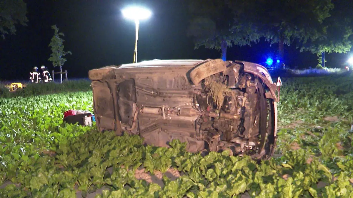 Ein Toter und vier Schwerverletzte nach einem Unfall auf einer Landstraße bei Pattensen in der Region Hannover.