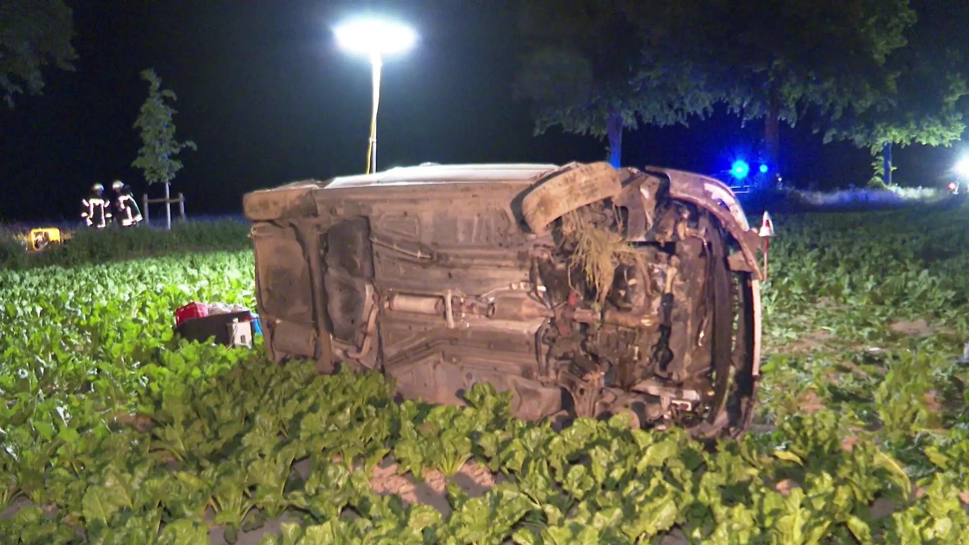 Ein Toter und vier Schwerverletzte nach einem Unfall auf einer Landstraße bei Pattensen in der Region Hannover.