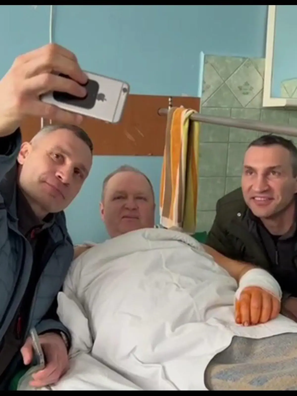 Wladimir und Vitali Klitschko besuchen Krankenhaus