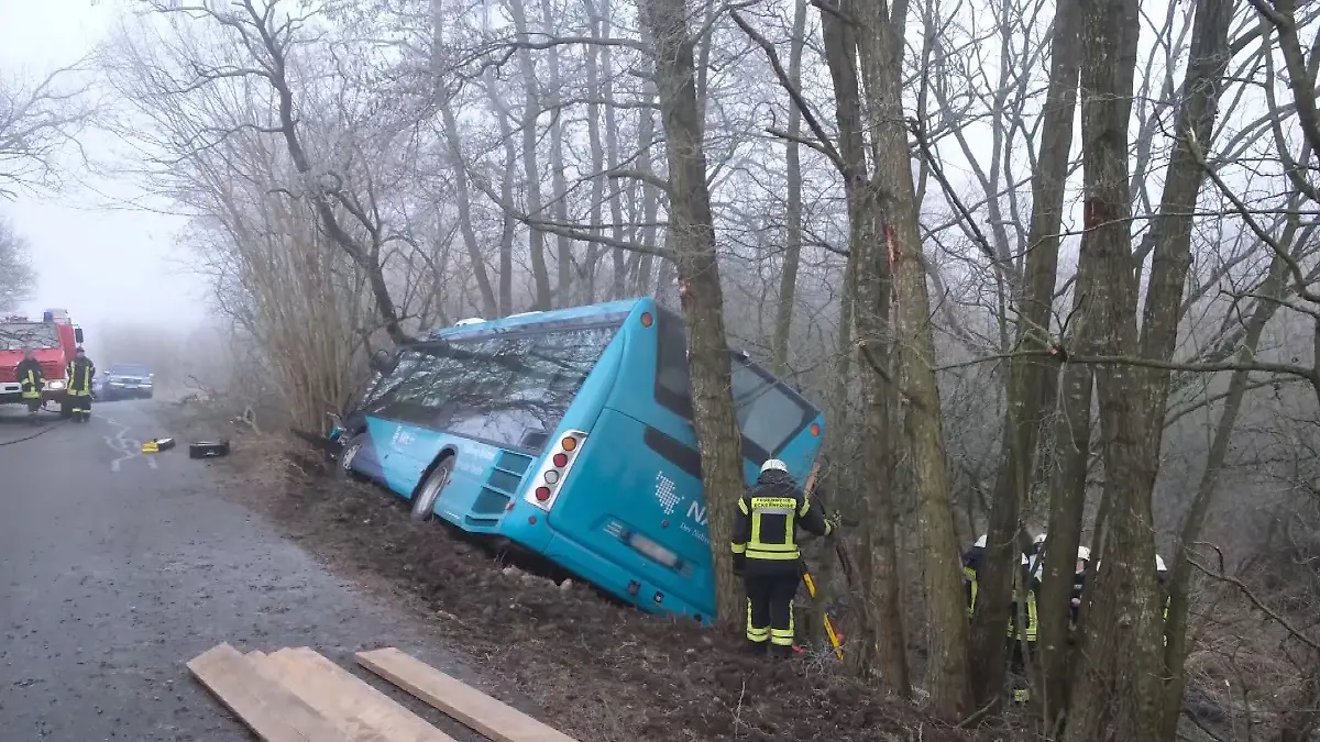 Der Bus mit 30 Kindern rutschte in den Graben.