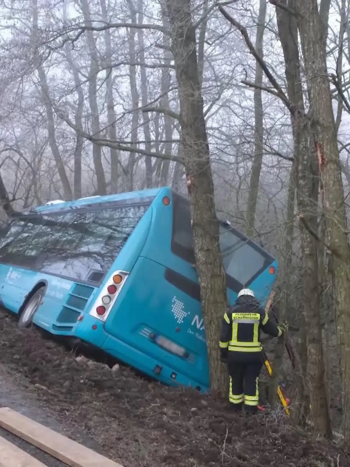Der Bus mit 30 Kindern rutschte in den Graben.