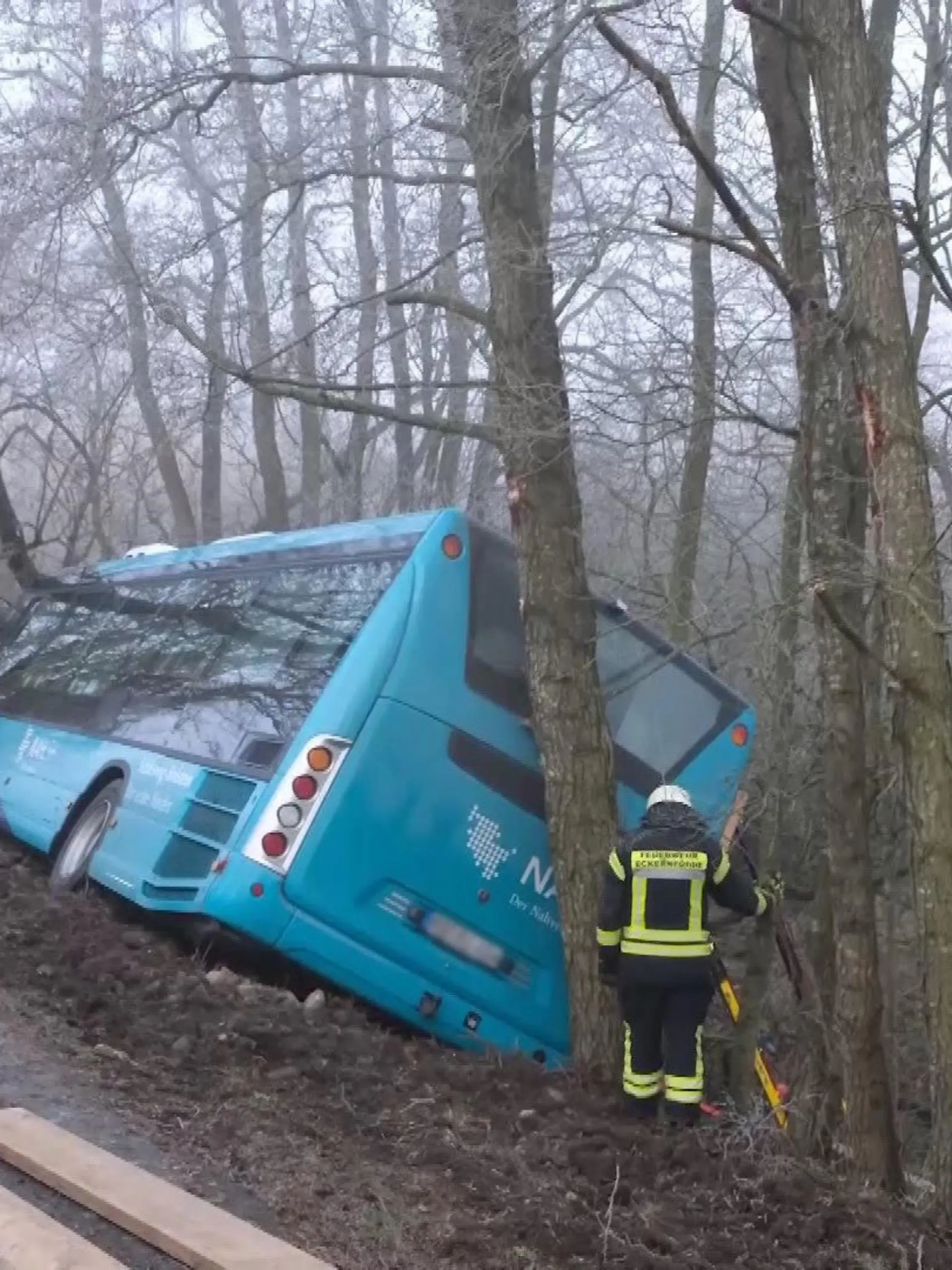 Der Bus mit 30 Kindern rutschte in den Graben.