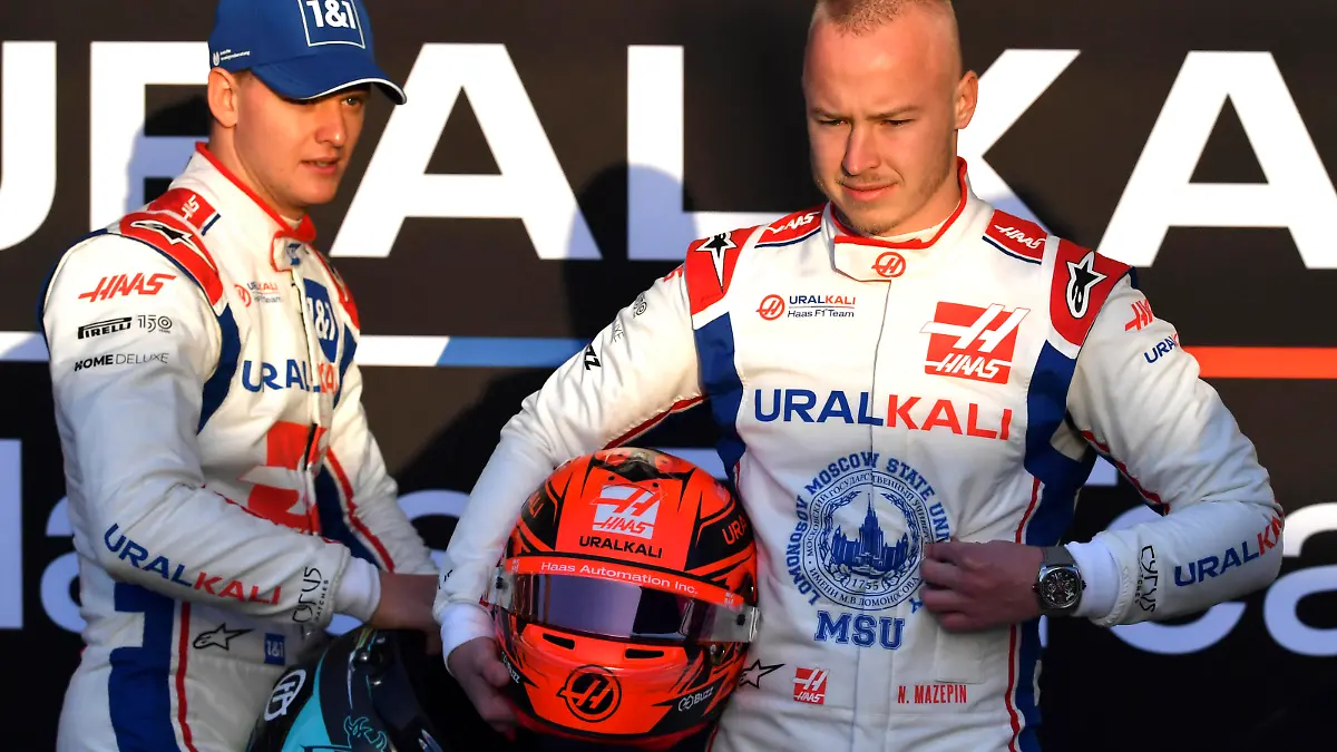 SCHUMACHER Mick F1 Team Haas mit MAZEPIN Nikita FIA F1 Saison 2022 Test in Barcelona 1.Tag am 23.02. 2022 Circuit de Barcelona-Catalunya *** SCHUMACHER Mick F1 Team Haas with MAZEPIN Nikita FIA F1 season 2022 test in Barcelona 1 day on 23 02 2022 Circuit de Barcelona Catalunya