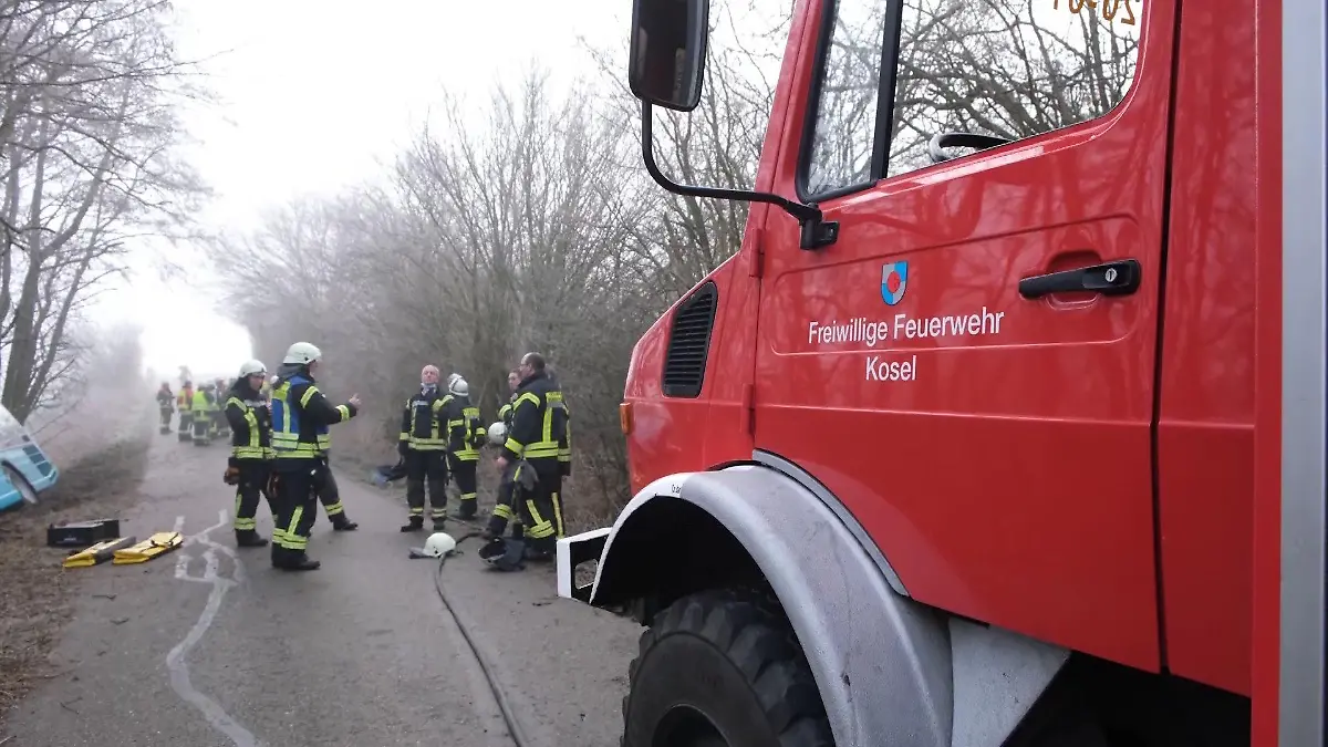 Die Feuerwehr ist mit 50 Männern vor Ort um den Bus zu bergen.