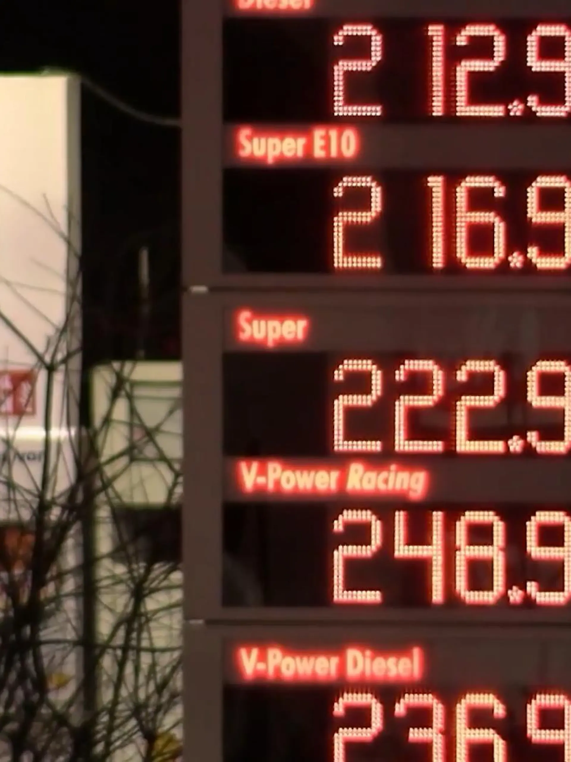 So mancher Autofahrer hat sich an der Tankstelle schon verwundert die Augen gerieben: Spritpreise um die zwei Euro oder sogar darüber. Ist dieser Preisschock an der Zapfsäule schon eine Folge des Krieges? Und wie sieht es mit Lebensmitteln aus? Werden die jetzt auch immer teurer? Uwe Bradke und Titus Lang haben mit unserem Verbraucherexperten Ron Perduss gesprochen. Wie die Menschen in Deutschland die Preisexplosion erleben, sehen Sie im Video.