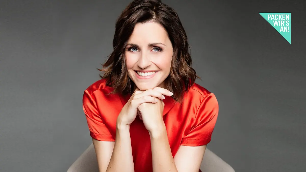 RTL Moderatorin Bella Lesnik sitzend