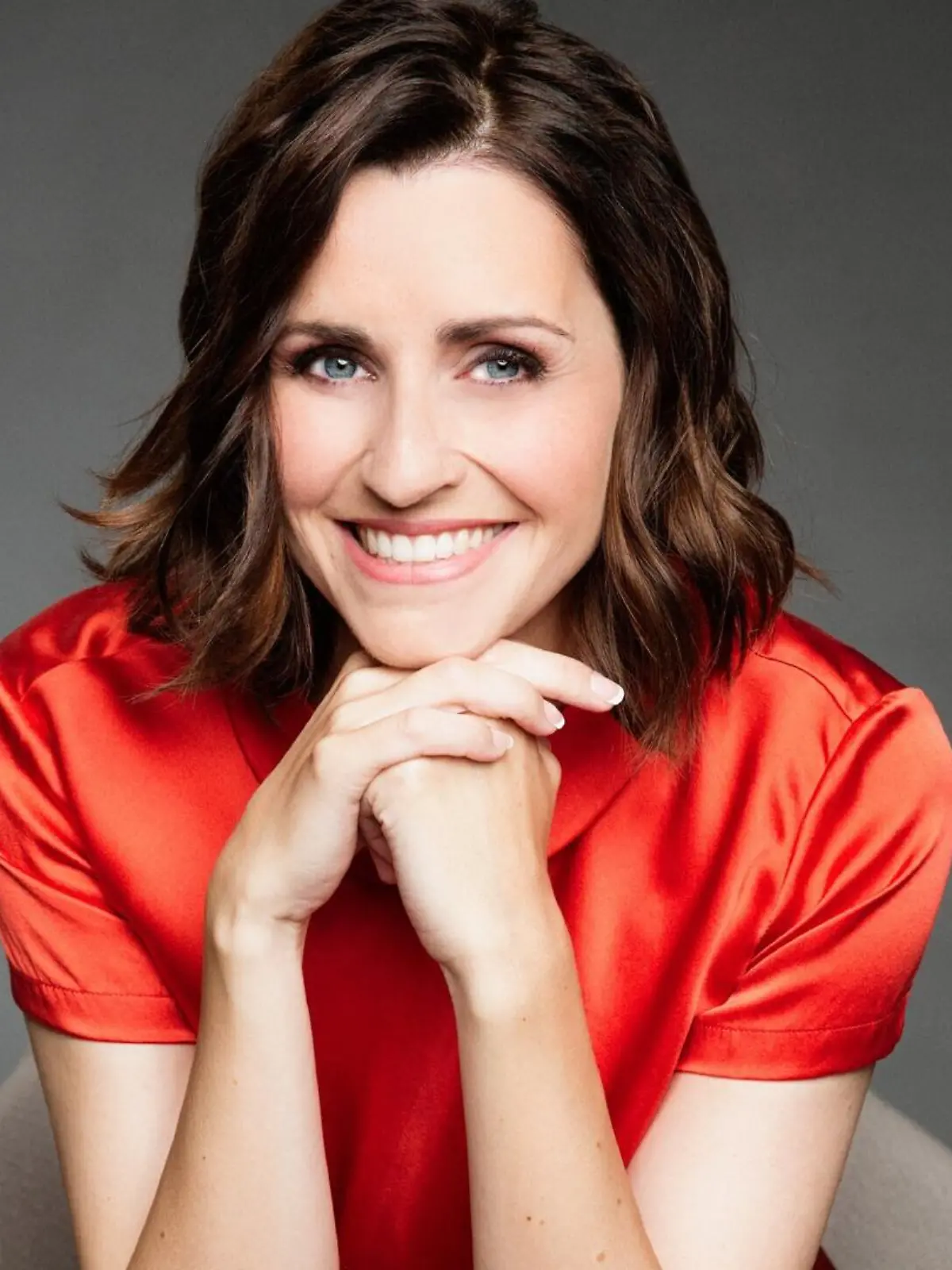 RTL Moderatorin Bella Lesnik sitzend