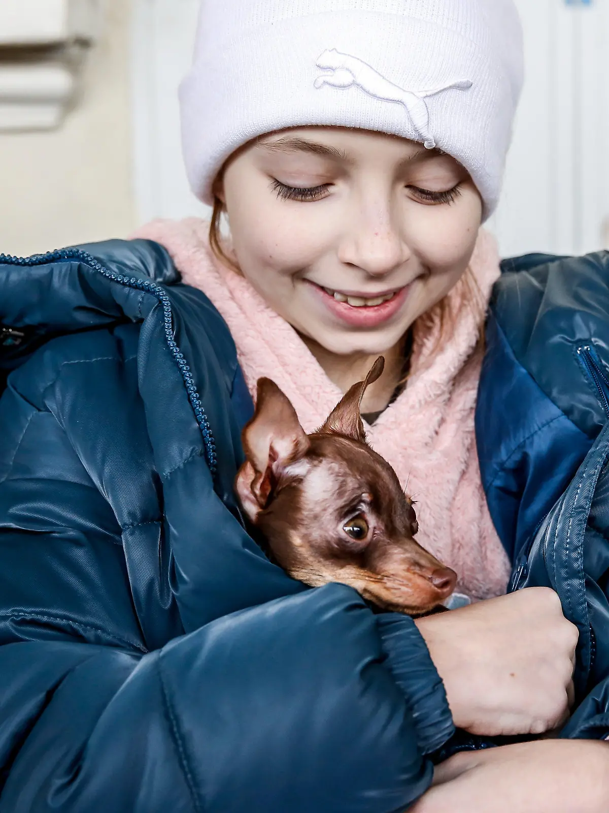 03.03.2022, Polen, Przemysl: Ein ukrainisches Mädchen hält ihren Hund im Arm nachdem es im Bahnhof von Przemysl in der Nähe des ukrainsch-polnischen Grenzübergangs angekommen ist. Täglich kommen zahlreiche Menschen an, die vor dem Krieg in der Ukraine fliehen. Foto: Dominika Zarzycka/SOPA Images via ZUMA Press Wire/dpa +++ dpa-Bildfunk +++