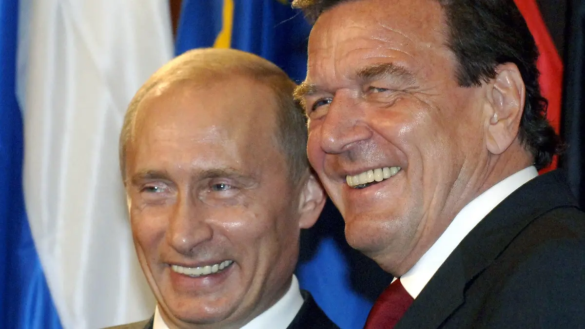 Lachend steht der damalige Bundeskanzler Gerhard Schröder (r) in Berlin während der Vertragsunterzeichnung über den Bau einer Erdgasleitung durch die Ostsee neben Russlands Präsident Wladimir Putin (Archivfoto vom 09.09.2005). Altbundeskanzler Schröder wird bei der zukünftigen Ostsee-Gaspipeline von Russland nach Deutschland im Aufsichtsrat die Interessen der beteiligten Energieversorger vertreten. Das gab der Vorstandschef des russischen Gasförderers Gasprom, Miller, am Freitag (09.12.2005) nach dem Baubeginn für das erste Teilstück der Röhre in der nordrussischen Stadt Wologda bekannt. Foto: Bernd Settnik +++(c) dpa - Bildfunk+++