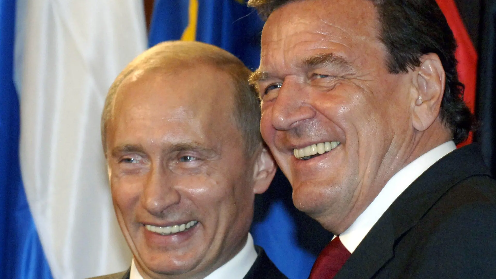 Lachend steht der damalige Bundeskanzler Gerhard Schröder (r) in Berlin während der Vertragsunterzeichnung über den Bau einer Erdgasleitung durch die Ostsee neben Russlands Präsident Wladimir Putin (Archivfoto vom 09.09.2005). Altbundeskanzler Schröder wird bei der zukünftigen Ostsee-Gaspipeline von Russland nach Deutschland im Aufsichtsrat die Interessen der beteiligten Energieversorger vertreten. Das gab der Vorstandschef des russischen Gasförderers Gasprom, Miller, am Freitag (09.12.2005) nach dem Baubeginn für das erste Teilstück der Röhre in der nordrussischen Stadt Wologda bekannt. Foto: Bernd Settnik +++(c) dpa - Bildfunk+++