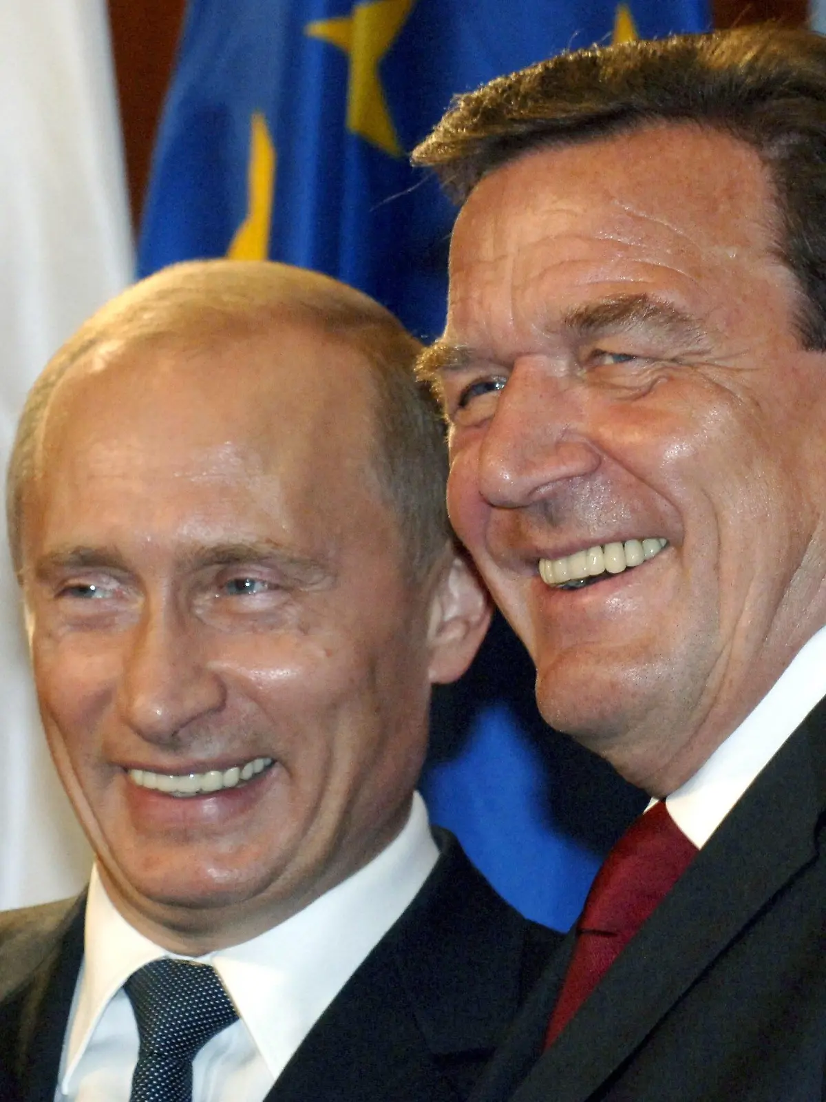 Lachend steht der damalige Bundeskanzler Gerhard Schröder (r) in Berlin während der Vertragsunterzeichnung über den Bau einer Erdgasleitung durch die Ostsee neben Russlands Präsident Wladimir Putin (Archivfoto vom 09.09.2005). Altbundeskanzler Schröder wird bei der zukünftigen Ostsee-Gaspipeline von Russland nach Deutschland im Aufsichtsrat die Interessen der beteiligten Energieversorger vertreten. Das gab der Vorstandschef des russischen Gasförderers Gasprom, Miller, am Freitag (09.12.2005) nach dem Baubeginn für das erste Teilstück der Röhre in der nordrussischen Stadt Wologda bekannt. Foto: Bernd Settnik  +++(c) dpa - Bildfunk+++